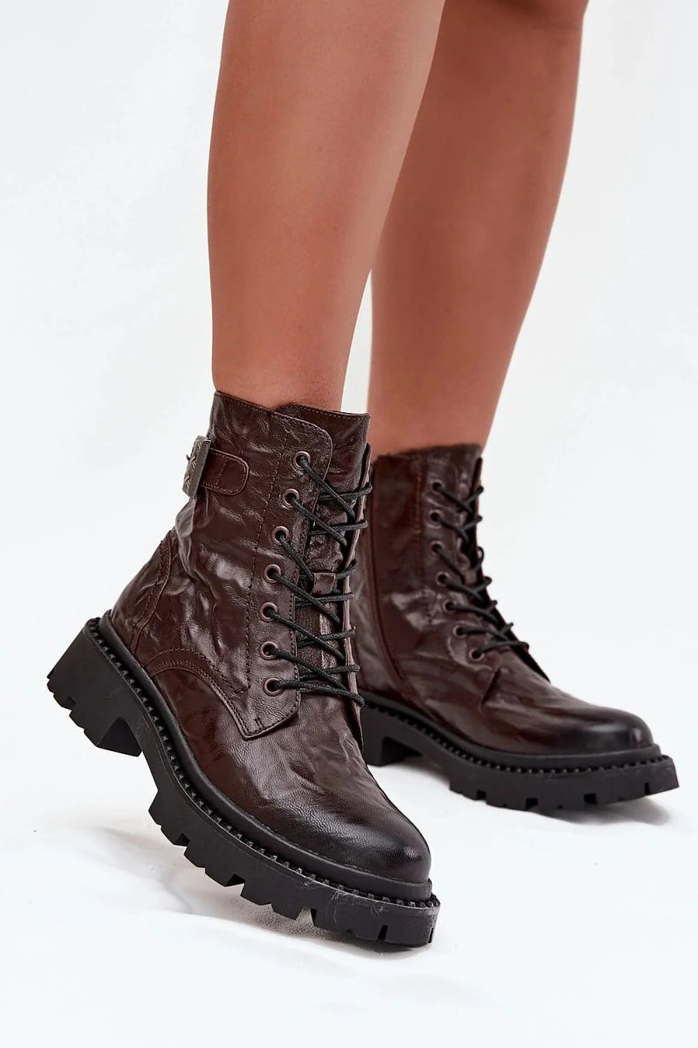 bottines femme cuir naturel marron foncé patiné effet froissé montantes cheville talon bloc bas lacets oeillets zippée semelle crantée adhérence
