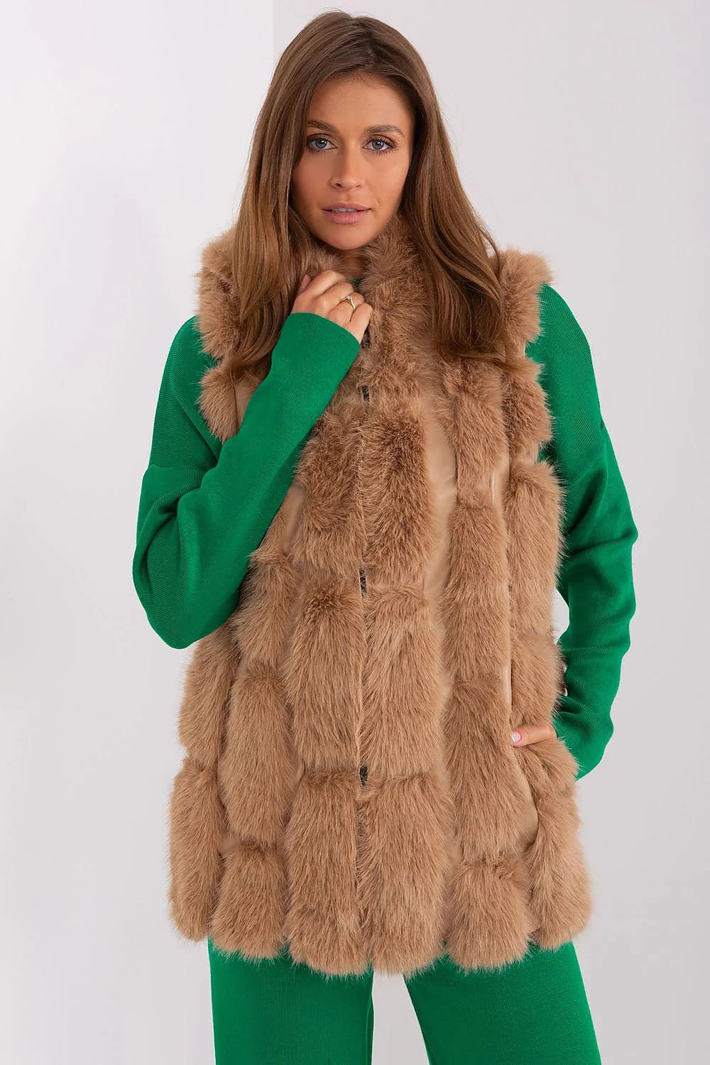 Gilet sans manches en fausse fourrure beige clair texture duveteuse coupe ample doublure satinée occasion automne hiver femmes