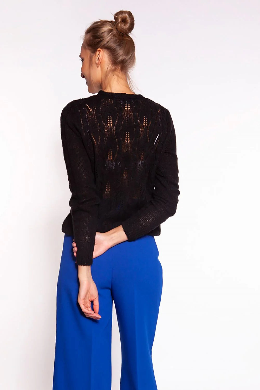 cardigan femme maille torsadée ajourée gris clair col V manches longues boutons noirs brillants côtelés coupe légèrement ample