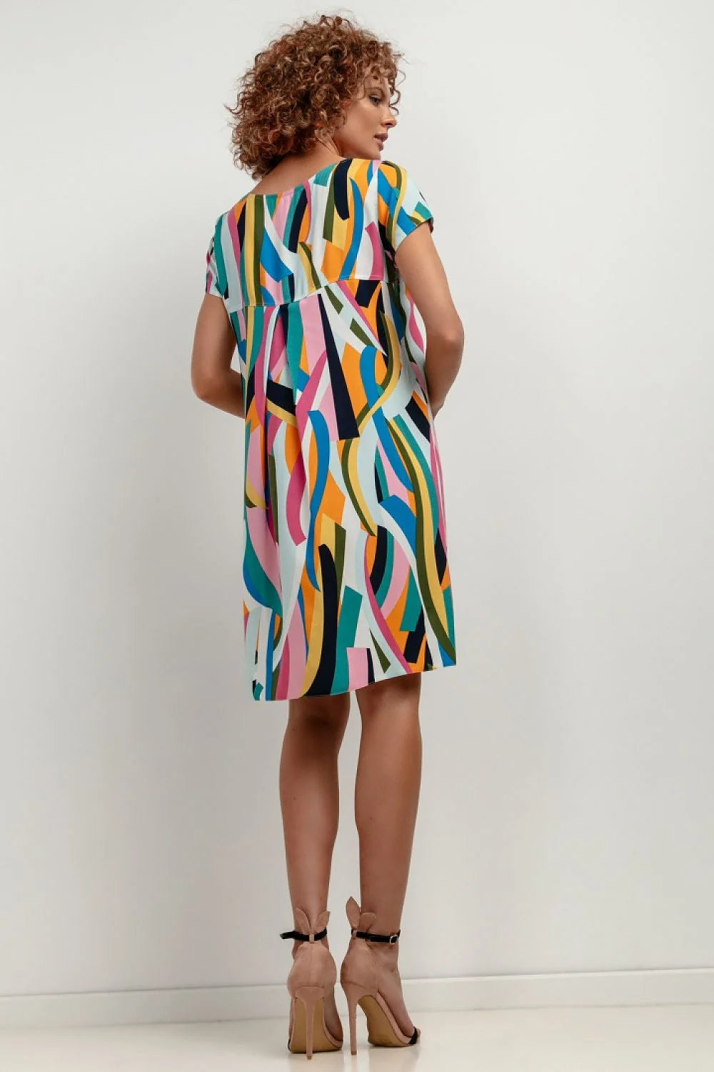 Robe de jour Tessita en viscose imprimée géométrique couleurs vives coupe asymétrique manches courtes pour femmes