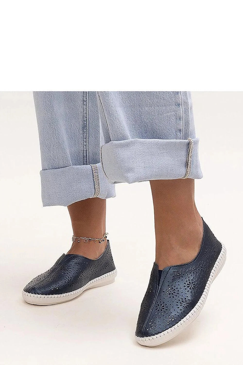 Mocassins femmes élégants bleu marine perforé floral cuir souple semelle caoutchouc blanche style casual chic