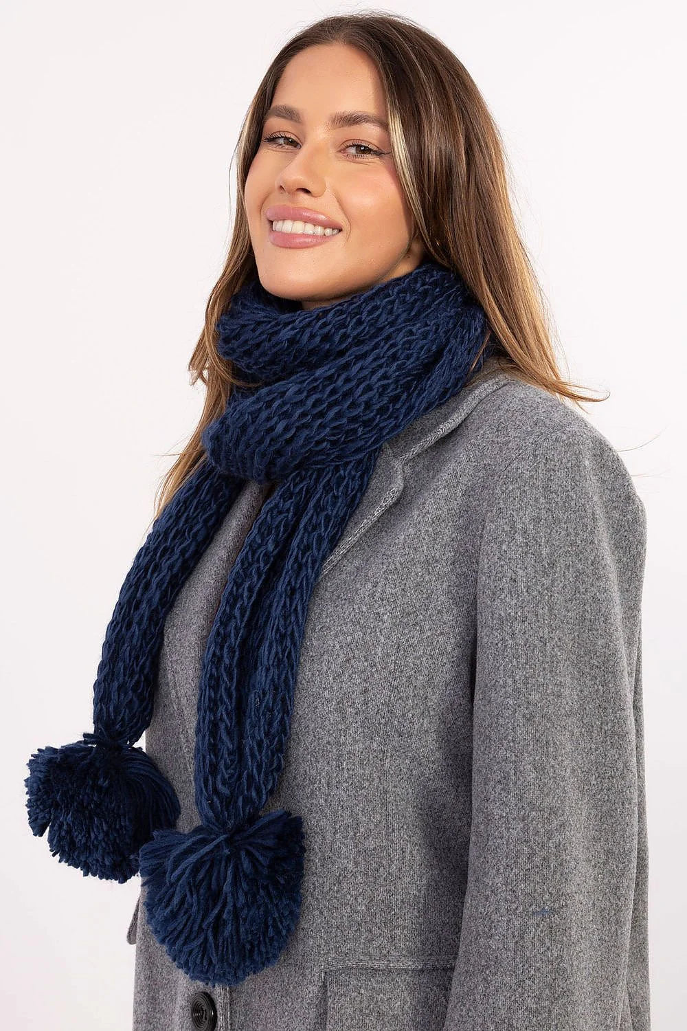 écharpe femme hiver grosse maille bleu marine longue enveloppante pompons décoratifs moelleuse pelucheuse douce chaude confortable