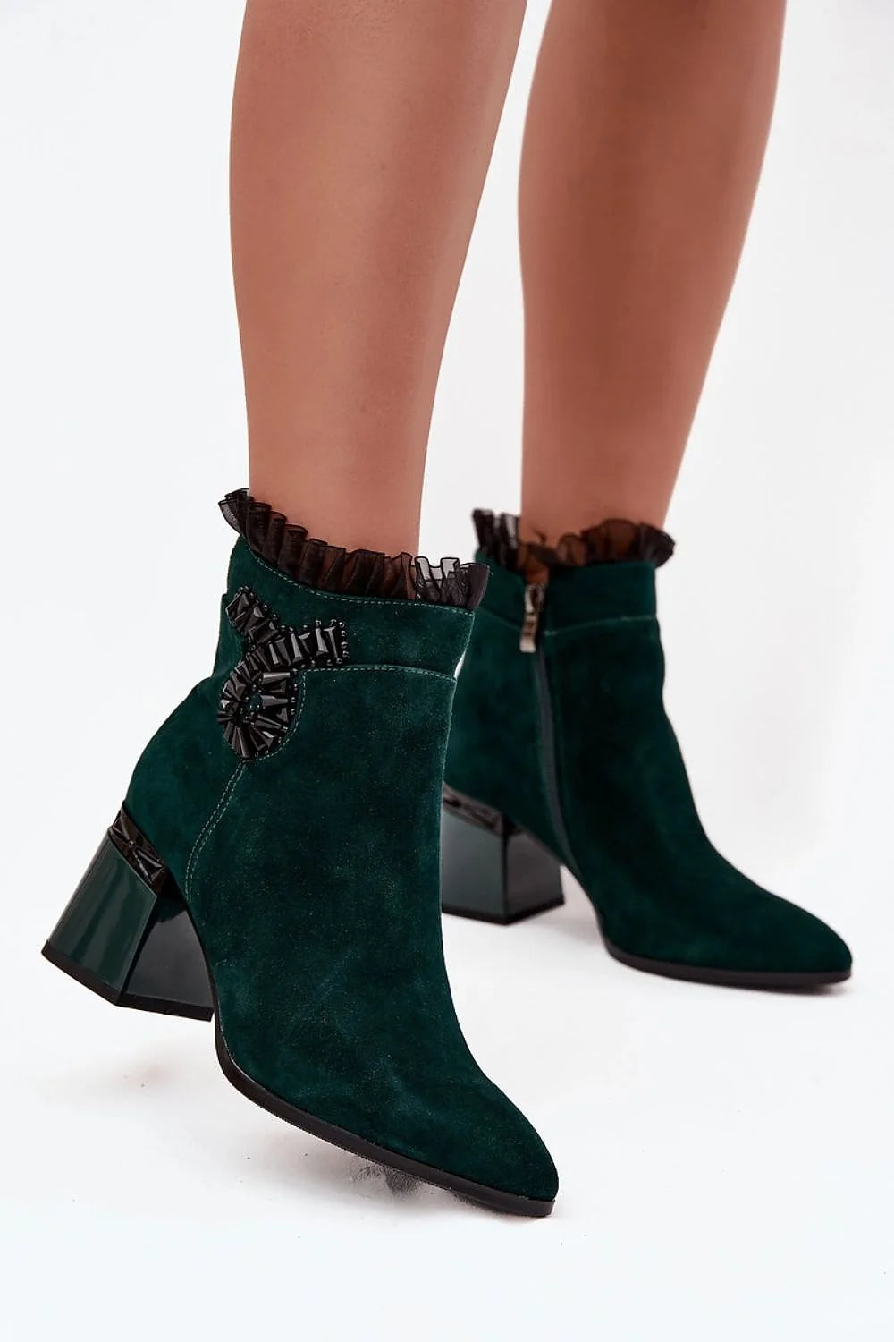 bottines femme suède vert émeraude doublées fermeture éclair latérale talon bloc verni bout pointu volant plissé fronces décoratives