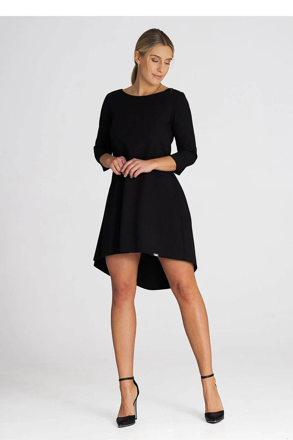 robe cocktail asymétrique noire coupe trapèze encolure bateau manches trois quarts ourlet court devant long dos tissu mélange polyester viscose