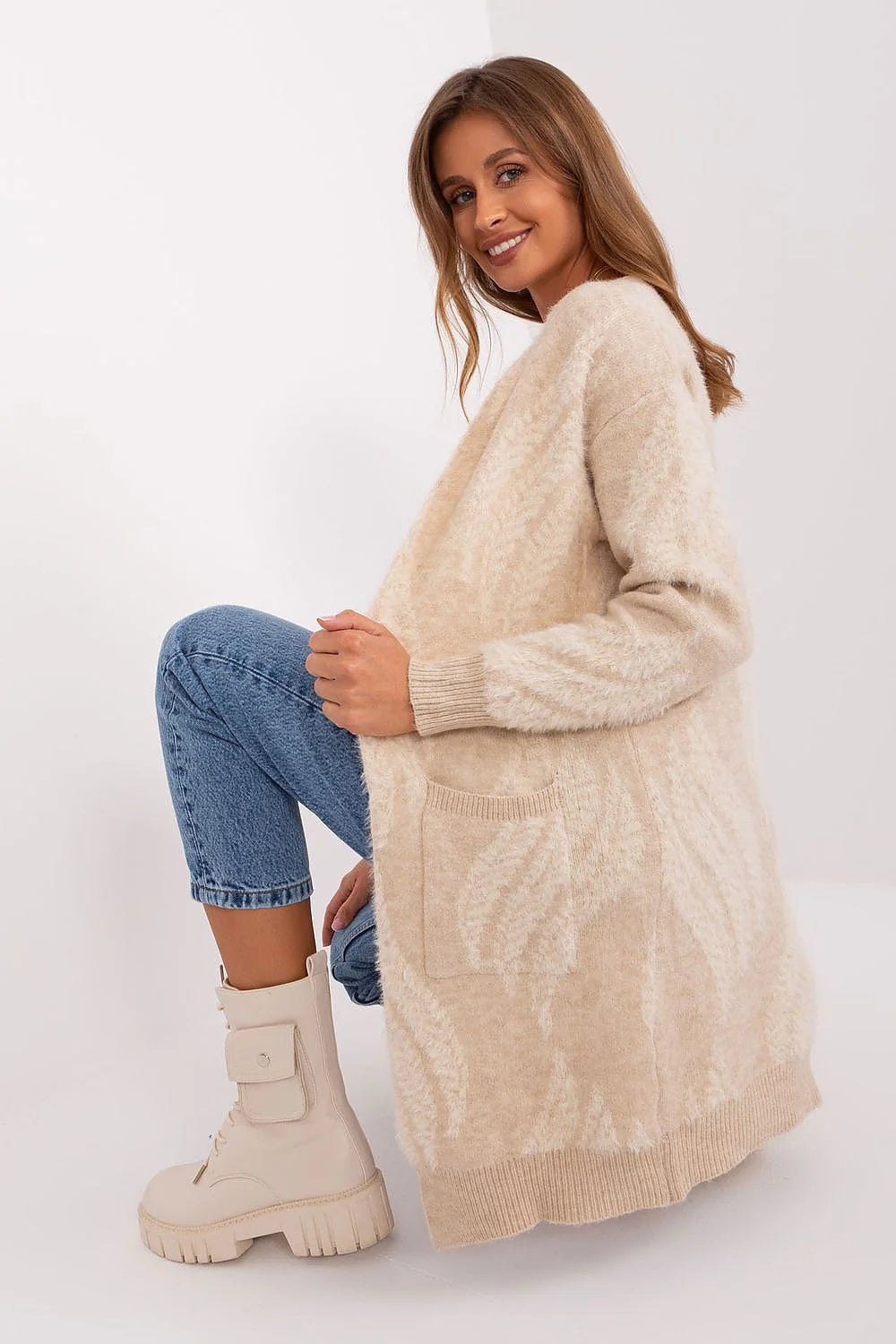 Cardigan pour femme élégant long manches longues coupe droite sans fermeture poches coulissantes beige clair motif ton sur ton