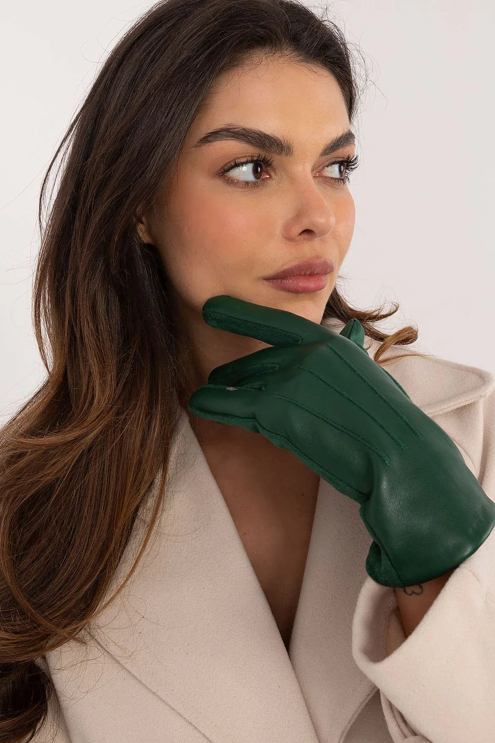 Ensemble femmes manteau long croisé beige gants vert foncé cuir écológique style élégant hiver occasions formelles