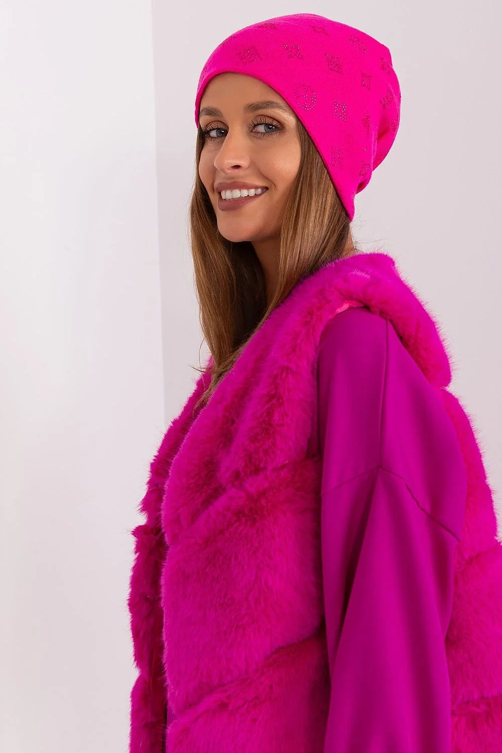 ensemble fuchsia vif bonnet maille extensible assorti robe manches longues bouffantes coupe fluide polyester léger confortable gilet fausse fourrure pelucheuse