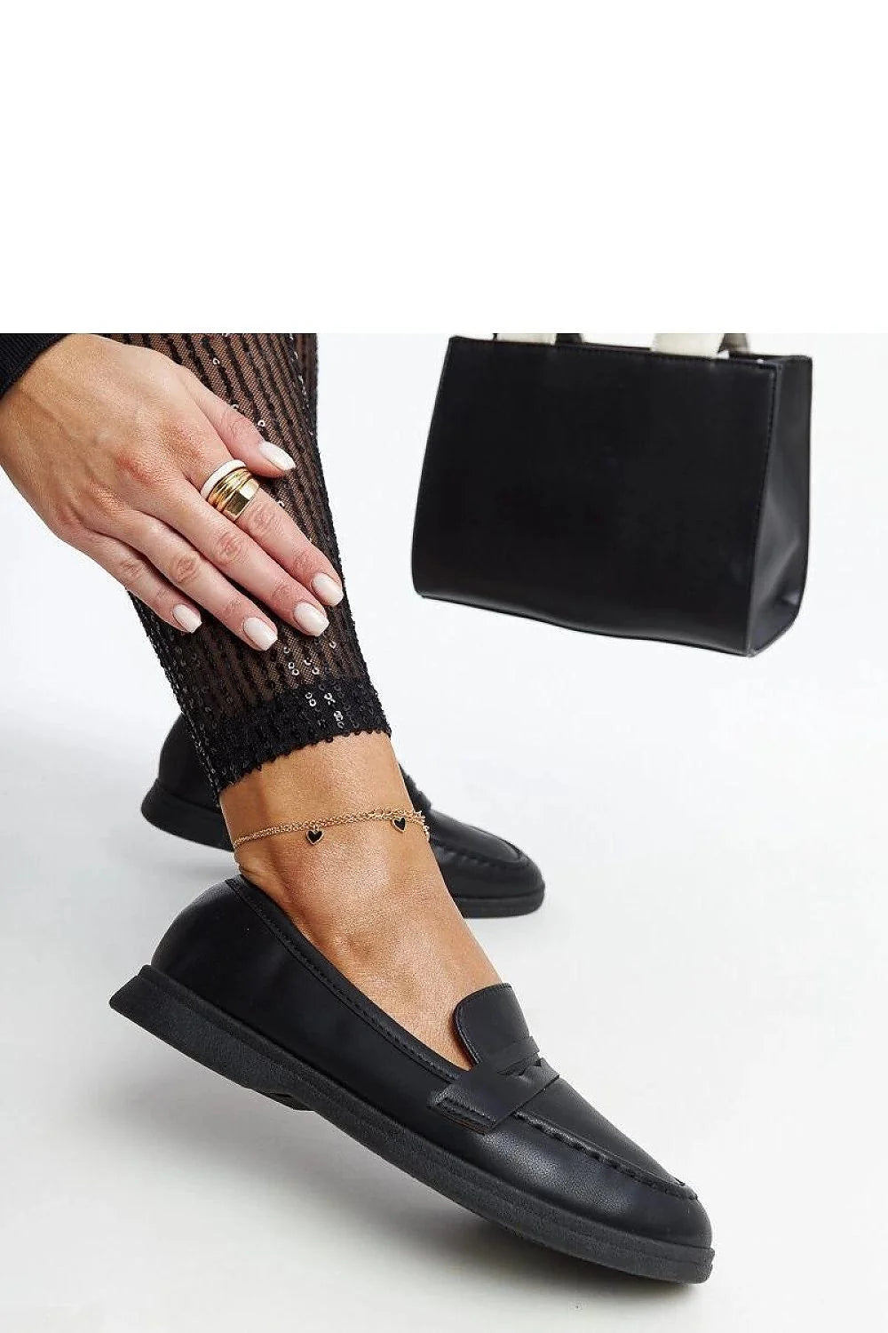 mocassins femme cuir noir élégant confortable classique bout amande semelle caoutchouc plat talon bas coutures apparentes empeigne patte enfiler polyvalent