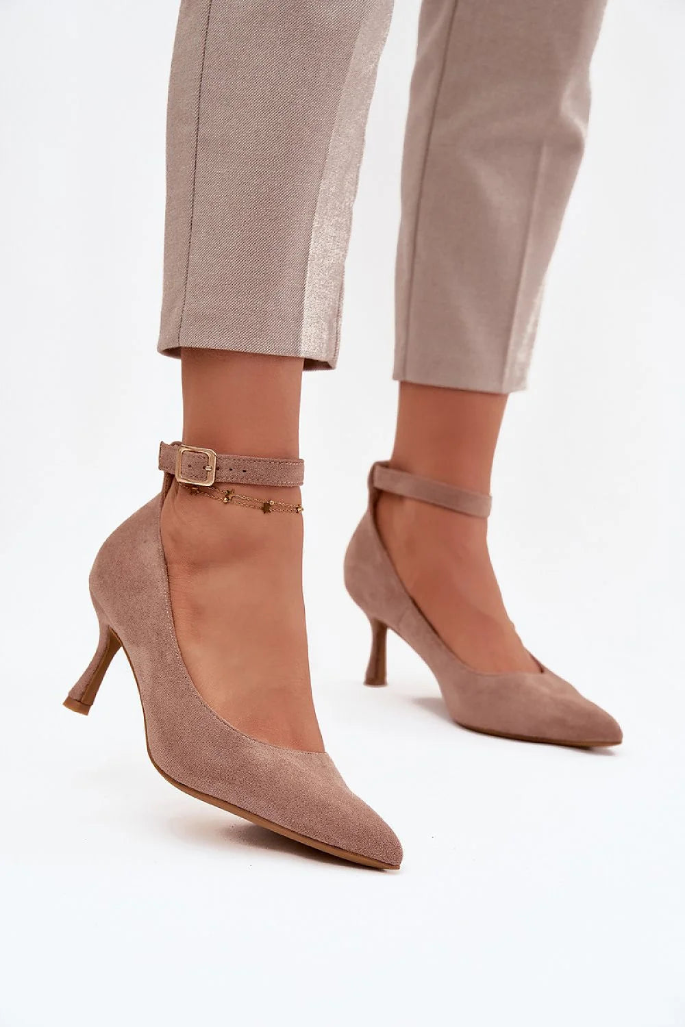 escarpins femme daim suédé écologique taupe bout pointu silhouette effilée bride cheville boucle dorée maintien confort polyvalent élégant