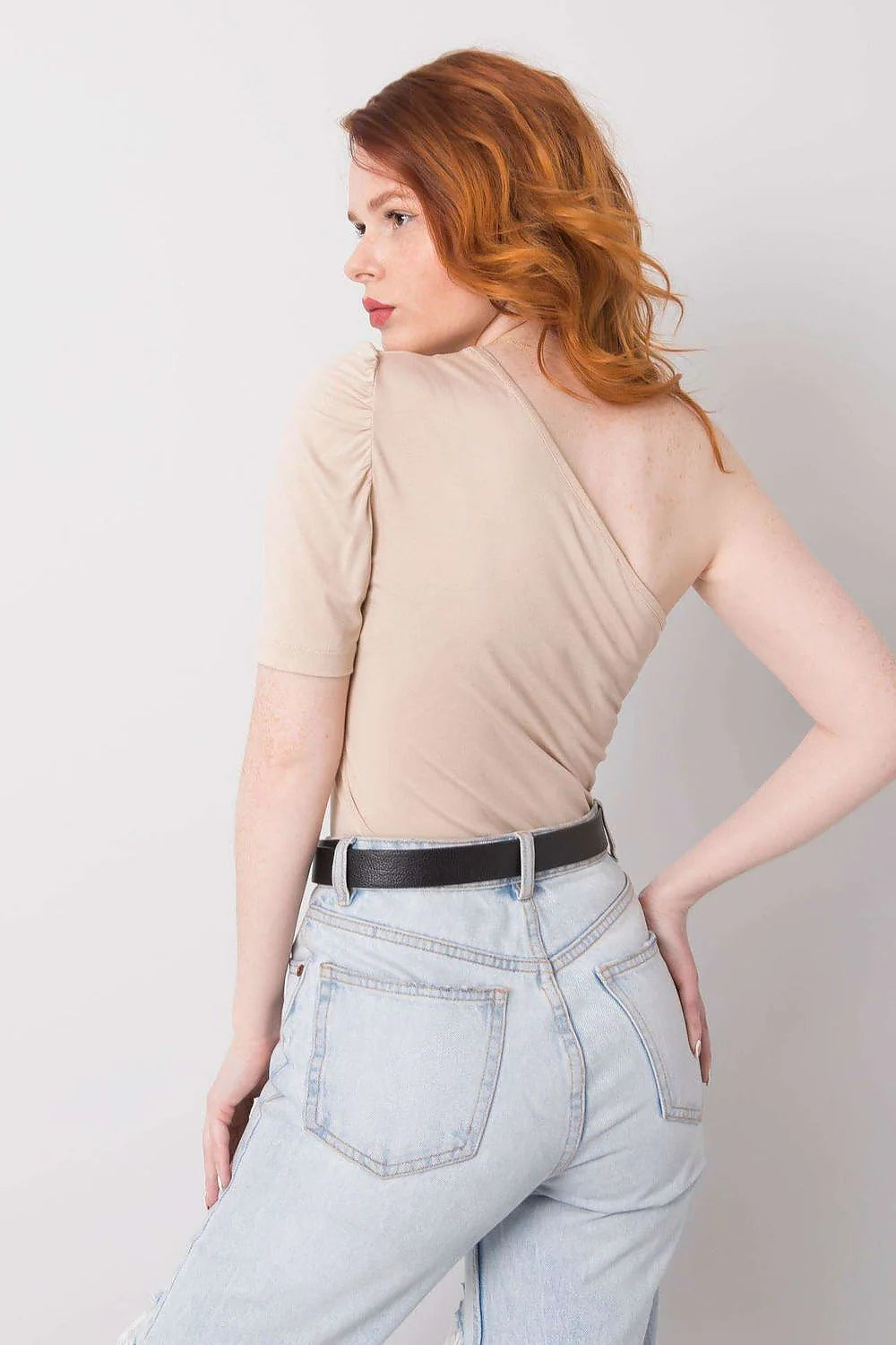 Chemisier asymétrique moderne en nude pour femmes, coupe ajustée, manche unique, tissu doux et élastique, occasion versatile