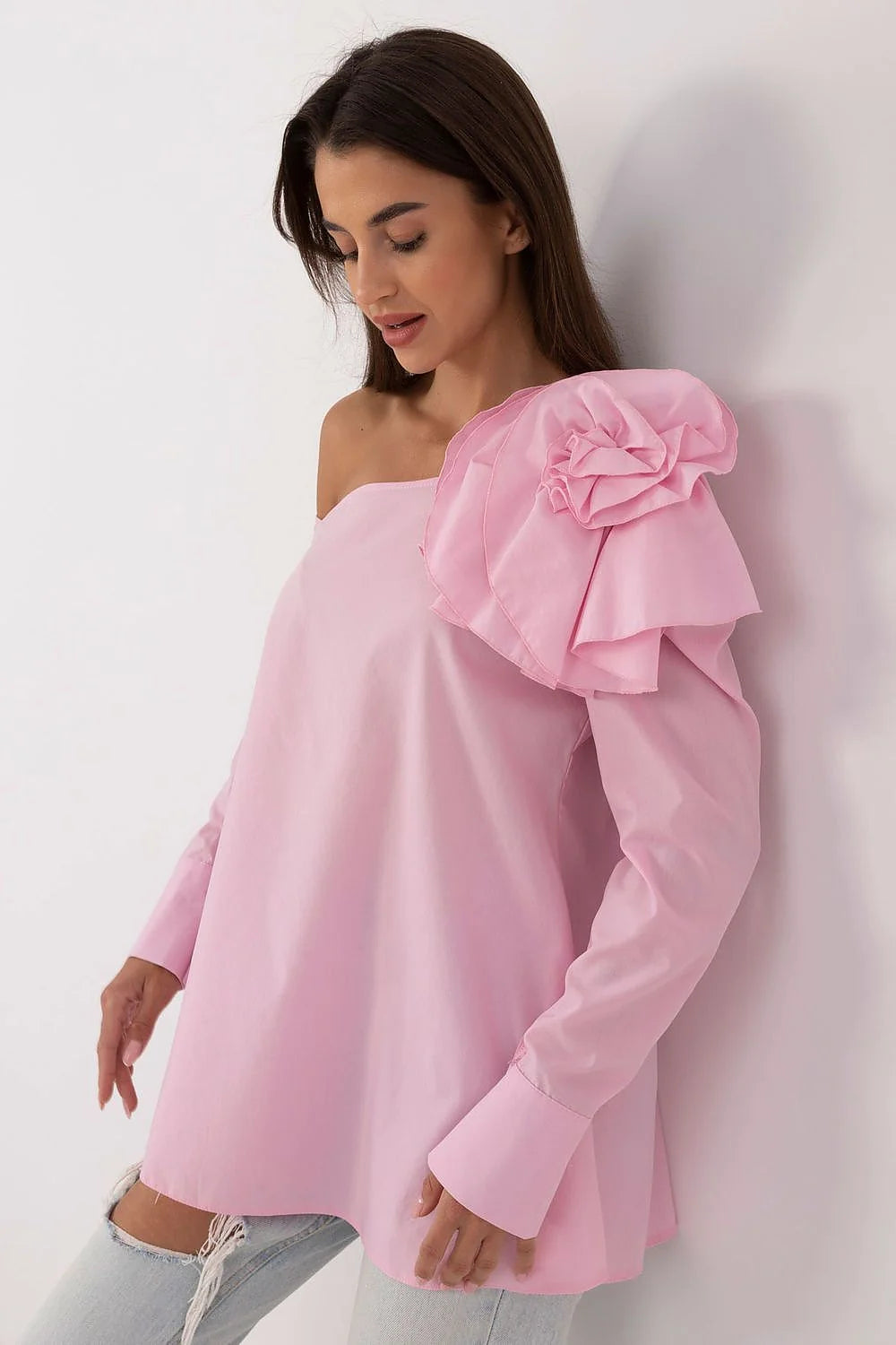 Blouse féminine asymétrique en tissu fleuri rose pâle manches longues épaule découverte fleur en relief coton doux occasion romantique moderne