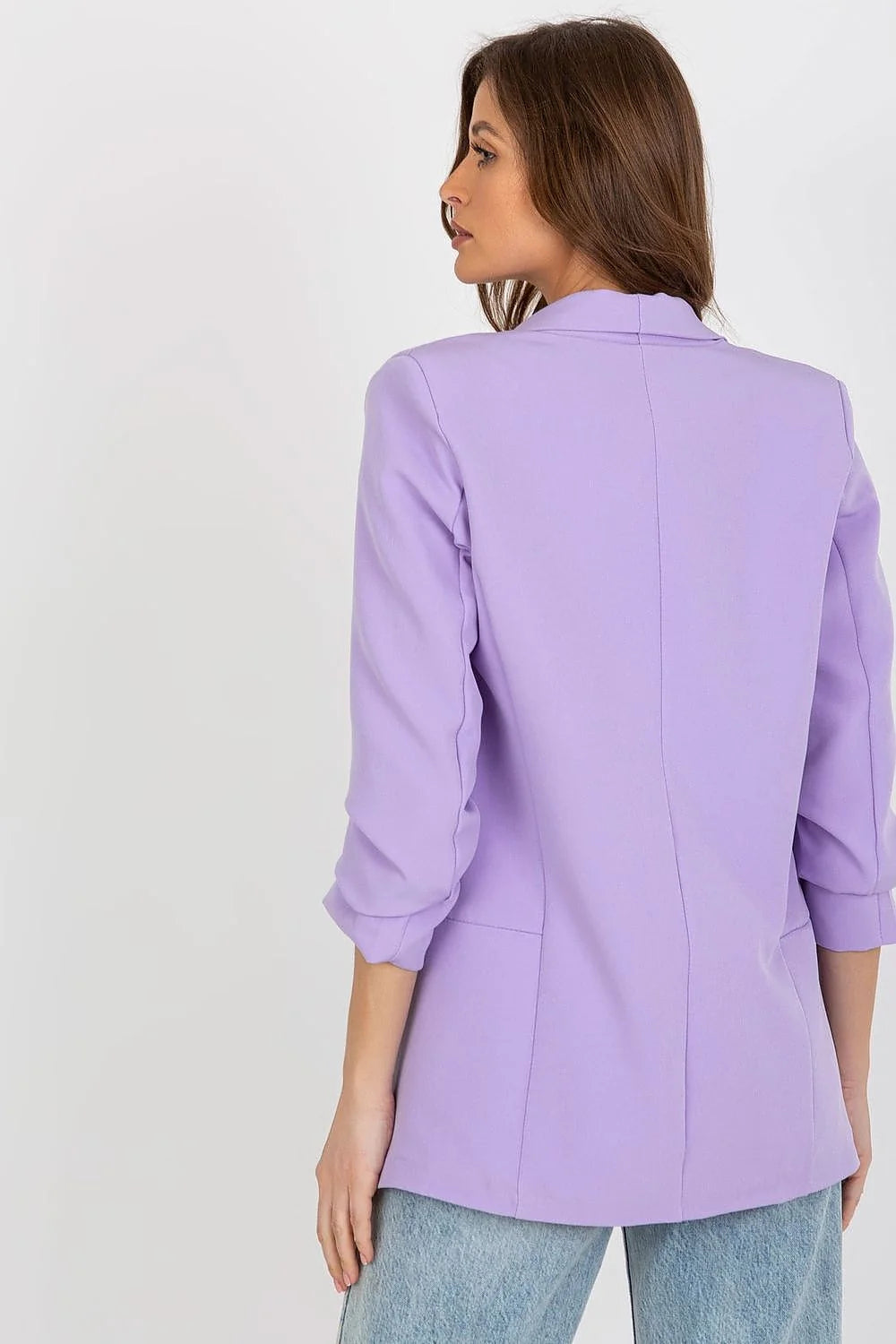 Veste blazer féminine couleur lavande douce en polyester et élasthanne, design moderne structuré, manches longues, poches à rabat, coupe ajustée, idéale pour les occasions décontractées et semi-formelles