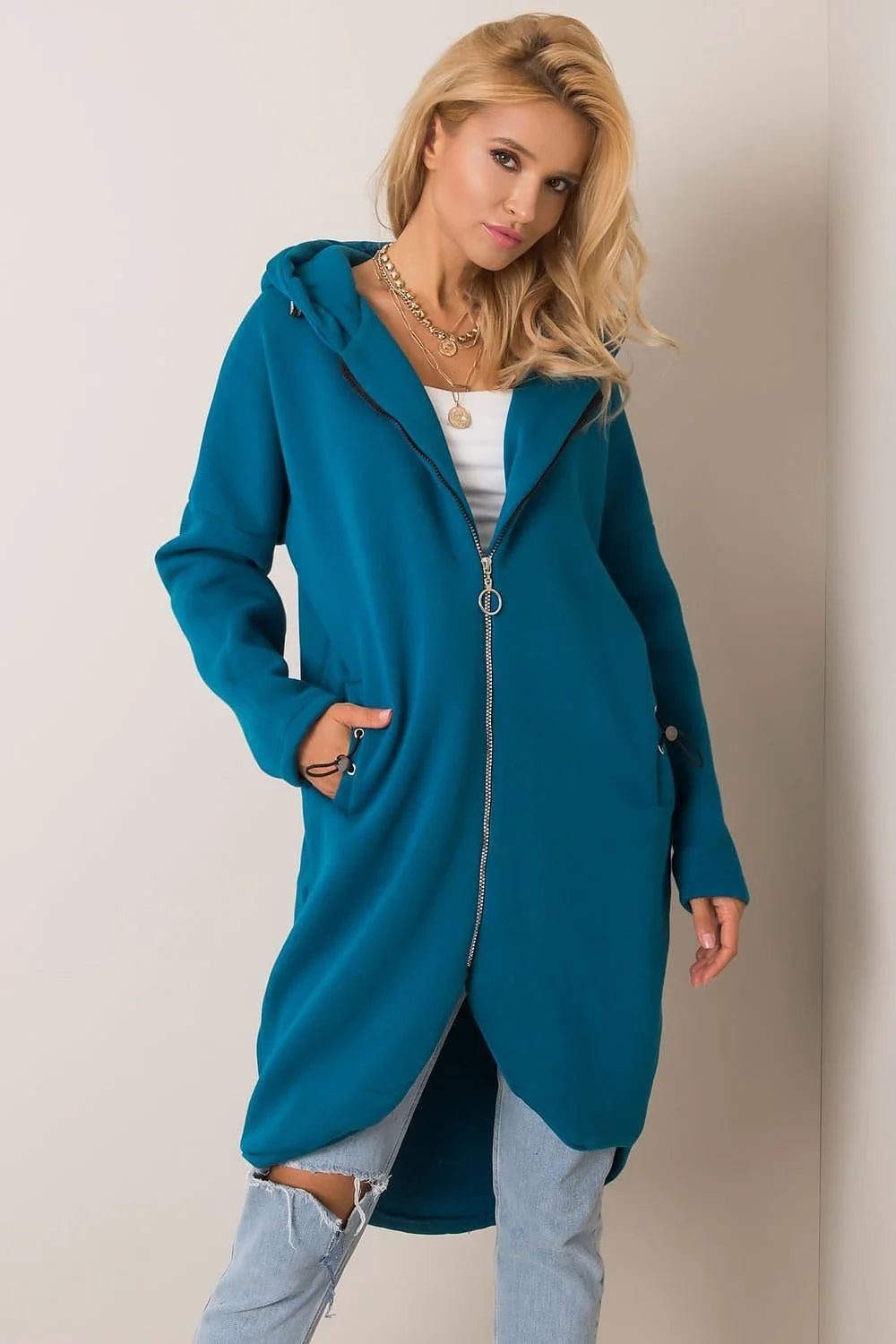 Manteau pour femmes design moderne audacieux couleur fuchsia vif coupe oversize matériau structuré fonctionnalité confort