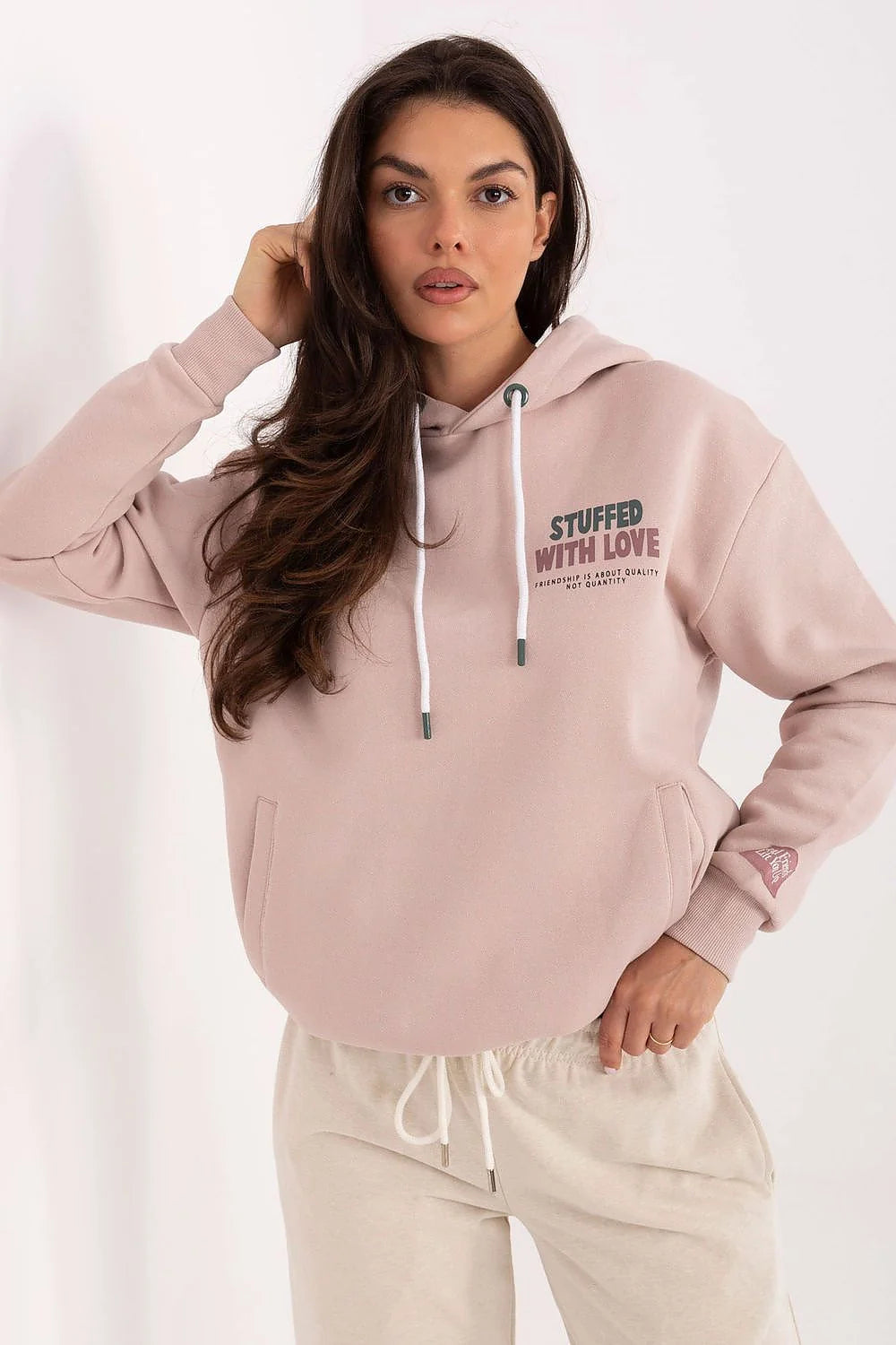hoodie femme rose poudré molleton doux coupe loose courte poche kangourou poignets côtelés capuche réglable cordons blancs embouts verts contrastés