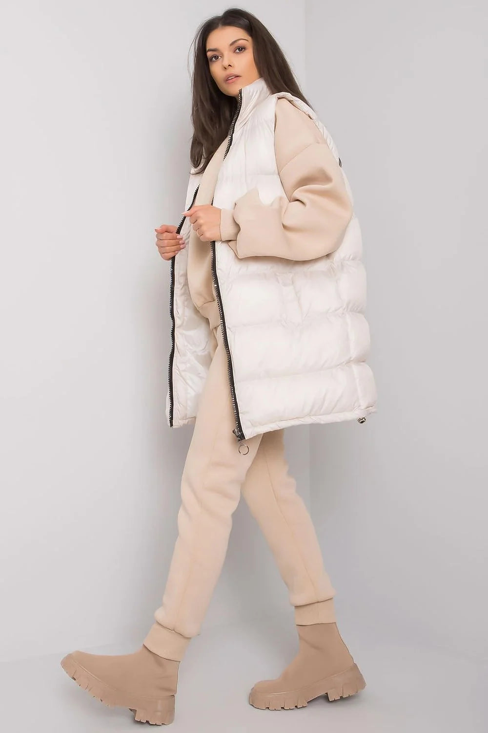 Veste doudoune, sweatshirt et pantalons jogging pour femme en beige, style casual chic, matières polyester et coton, occasion automne-hiver, taille S/M