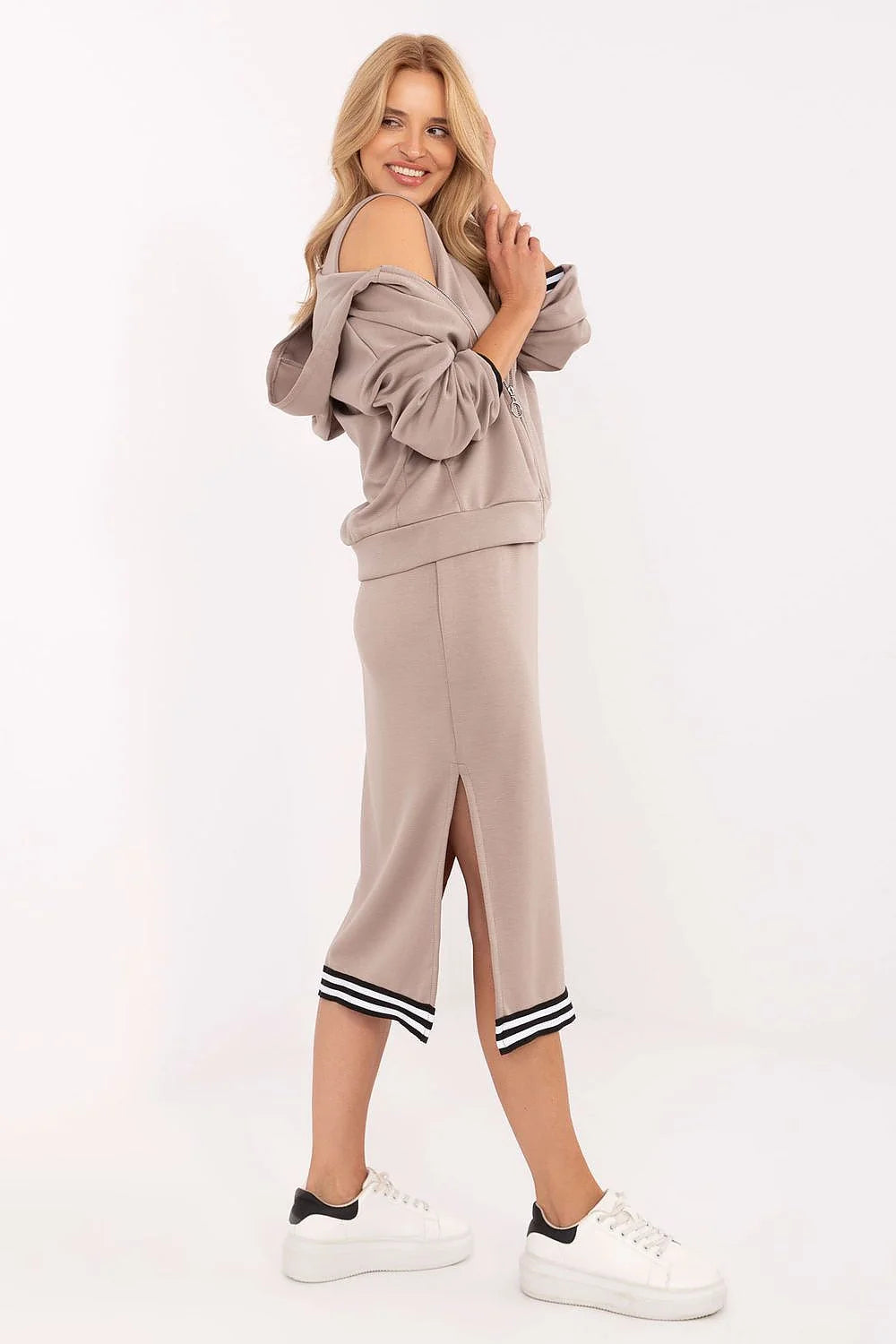 ensemble loungewear femme sweat zippé asymétrique épaule dénudée molleton taupe poche kangourou poignets côtelés bicolore jupe midi fendue
