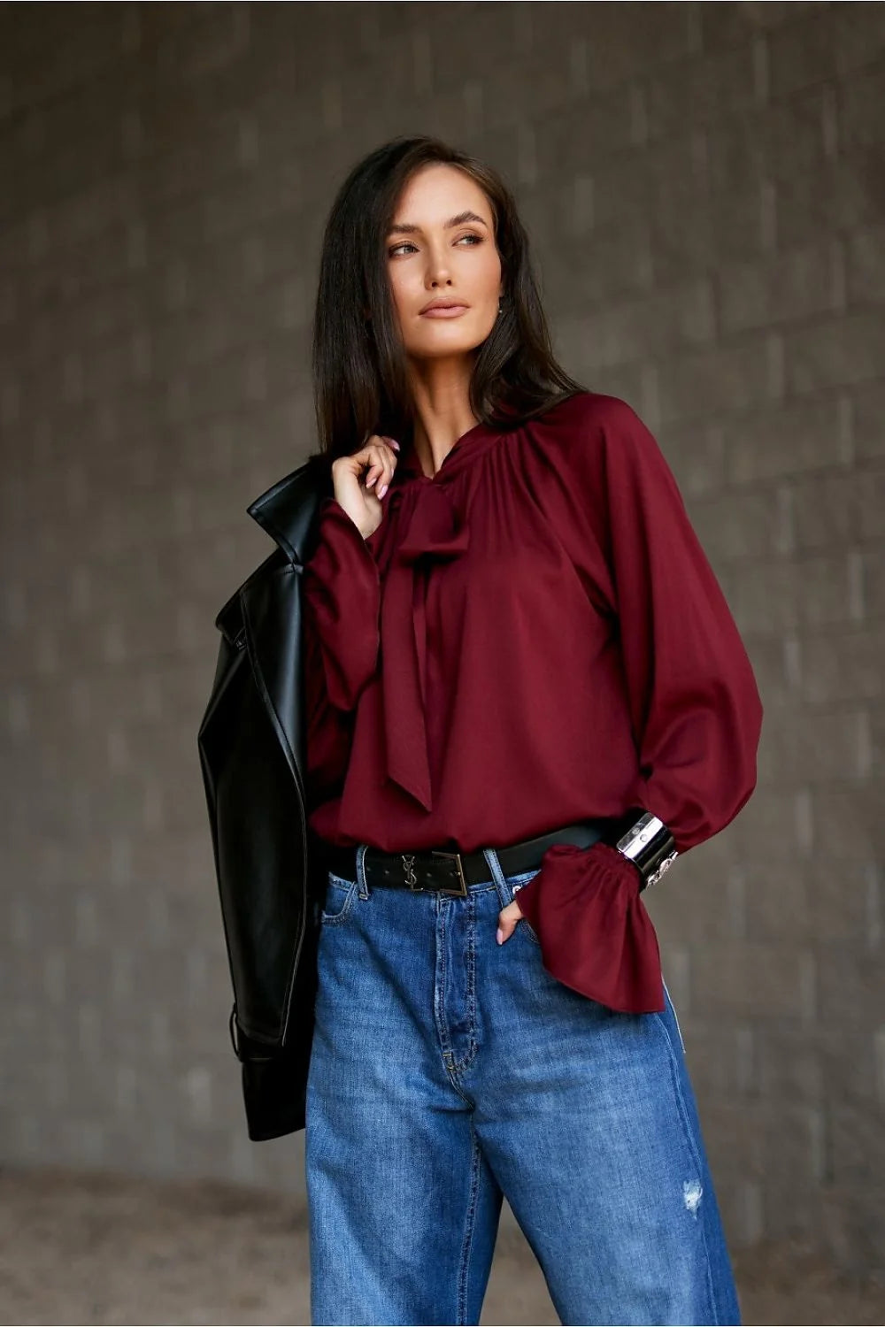 chemisier viscose lavallière bordeaux satiné fluide coupe ample fronces col noeud manches longues bouffantes poignets volantés chic polyvalent