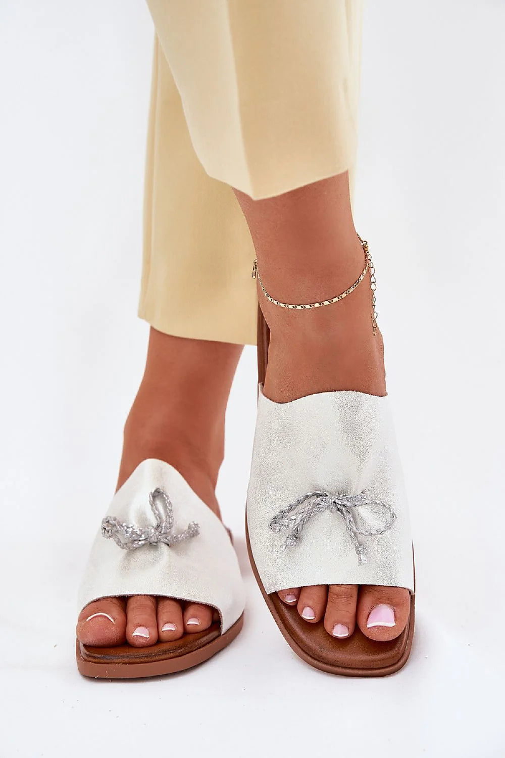 Sandales femmes élégantes minimalistes cuir artificiel talons plats sandales ouvertes été soirées blanches dorées
