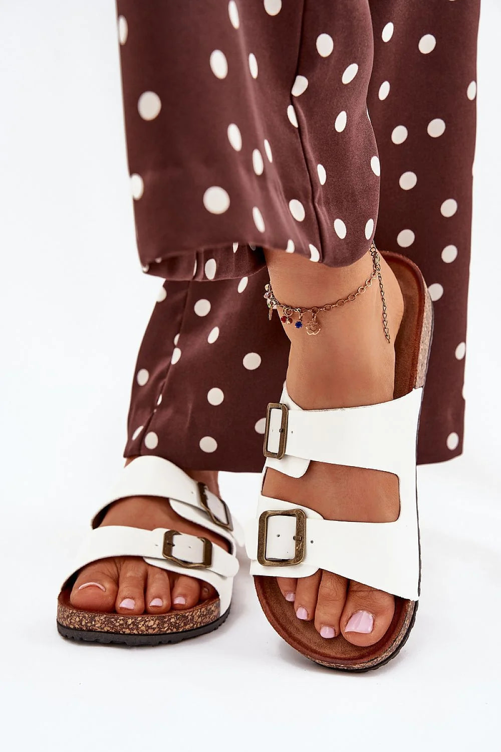 sandales femme mules deux brides réglables boucles carrées métalliques similicuir blanc semelle anatomique liège plateforme 3cm antidérapante caoutchouc
