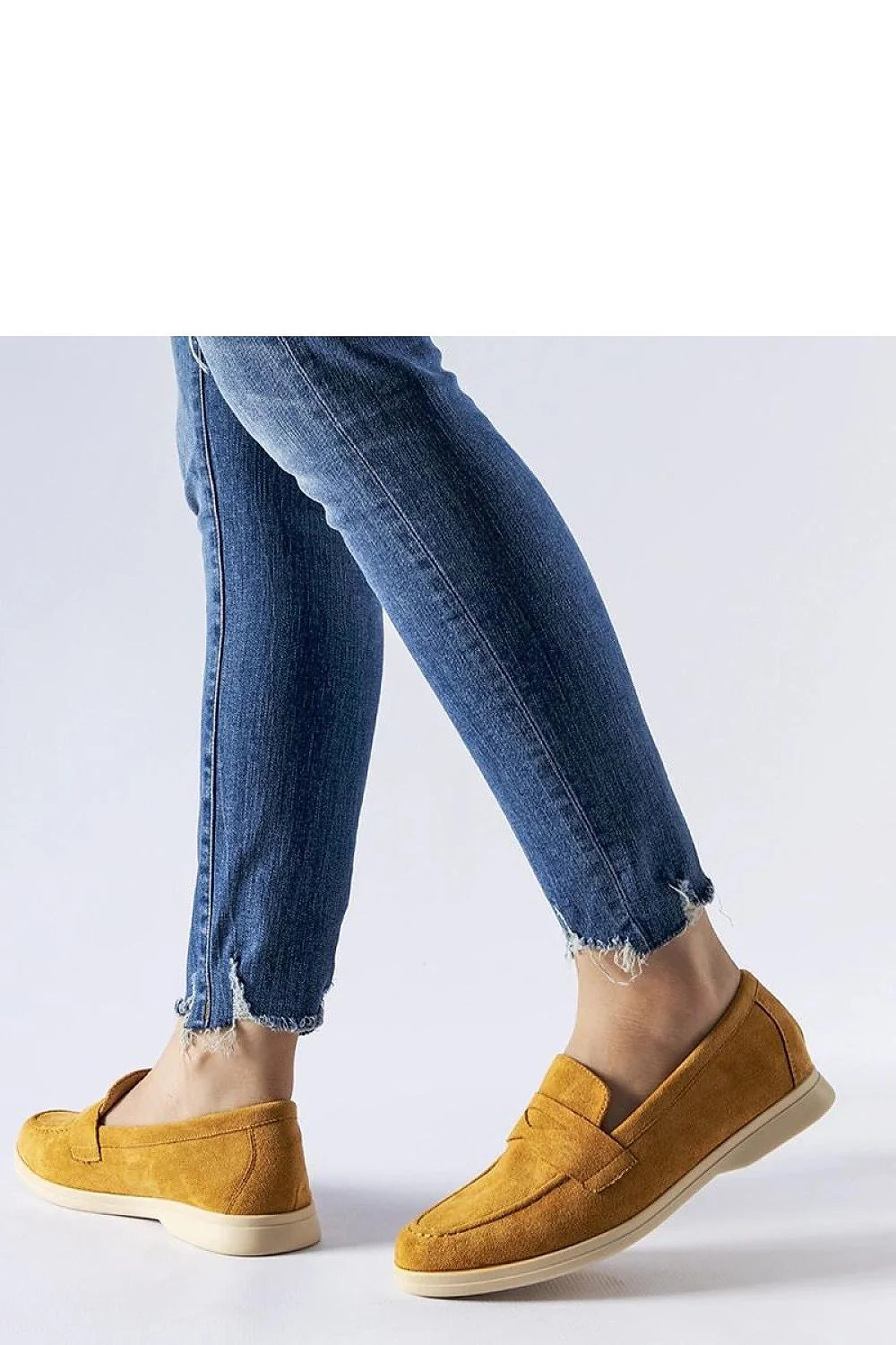mocassins loafers femme daim suédé moutarde silhouette basse bout arrondi surpiqûres bandeau penny semelle plate beige confortable durable minimaliste