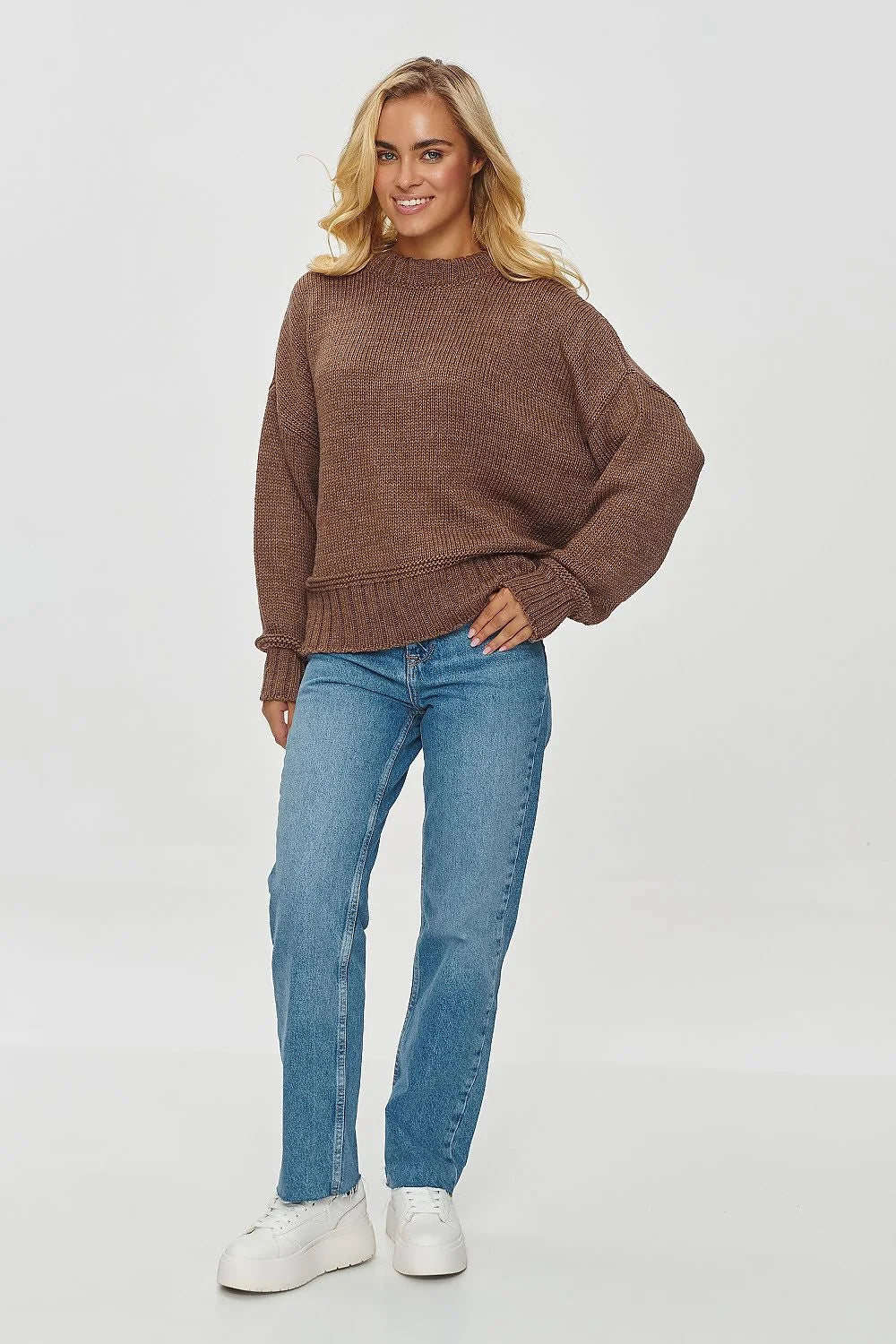 Chandail Makadamia pull femme style décontracté coupe ample longues manches col rond matière douce automne hiver marron
