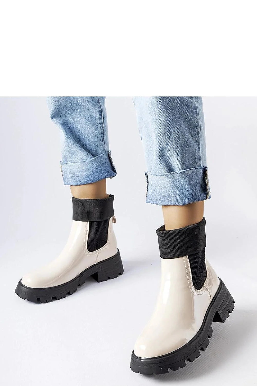 bottines Chelsea cuir verni beige goussets élastiques noirs semelle crantée compensée cheville haute bout arrondi col côtelé repliable tirette confort