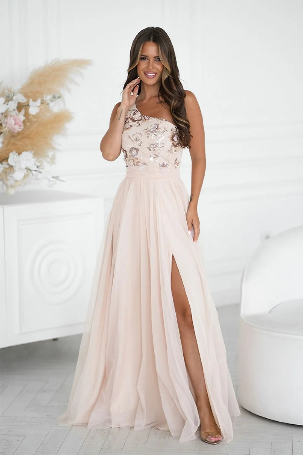 robe longue soirée bal Aline asymétrique épaule tulle fluide rose poudré jupe ample fente latérale corsage ajusté brodé sequins floral