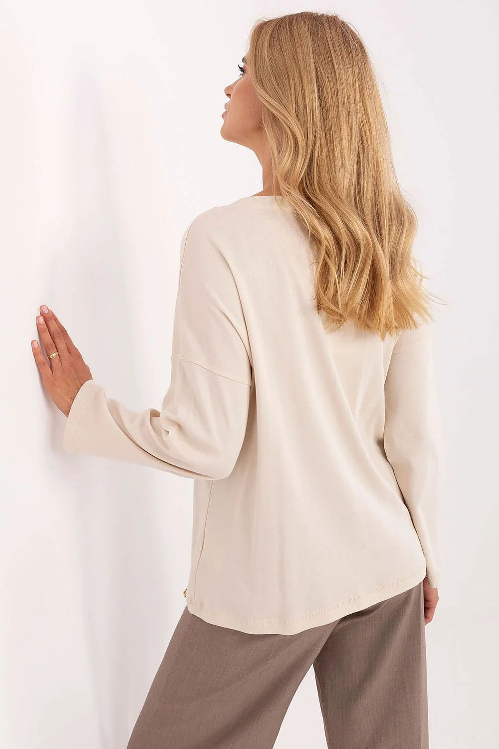 pull femme col V beige crème manches longues oversize maille jersey douce épaules tombantes écusson brodé
