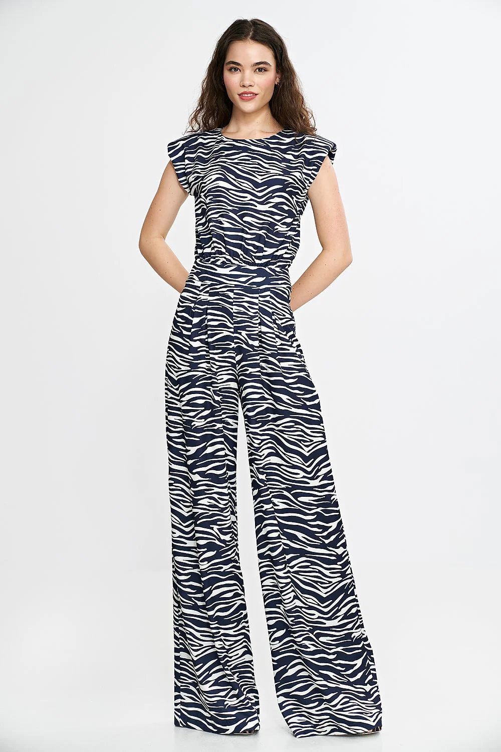 Combinaison femme moderne audacieuse motif zébré noir blanc coton polyester coupe ample jambes larges épaules structurées taille ajustée décolleté rond manches courtes