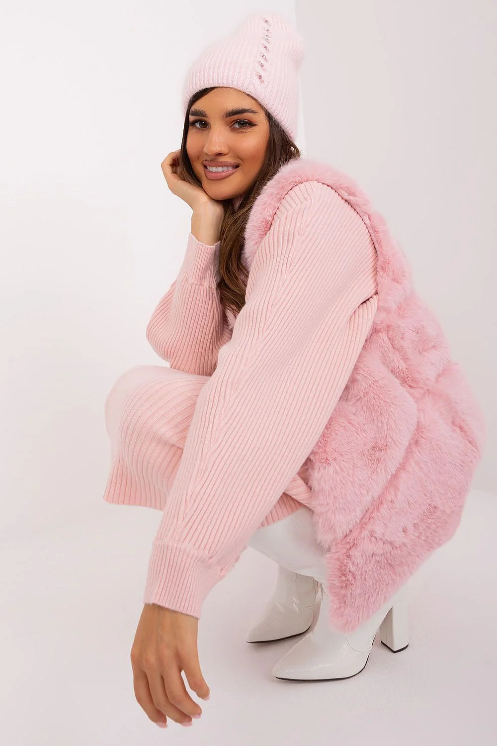 Ensemble hiver féminin complet bonnet pull gilet fourrure synthétique rose pâle texture douce matelassage confort