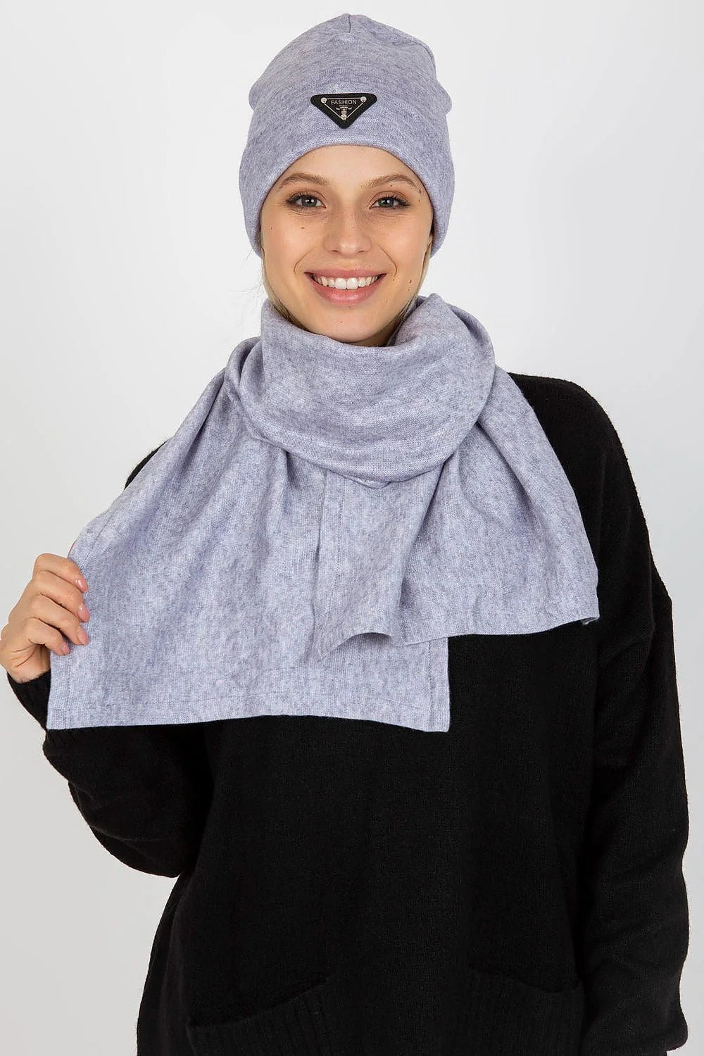 Ensemble d'hiver pour femme Lakerta, bonnet et écharpe en angora et spandex, style moderne et minimal, couleur grise unie, coupe ajustée et volumineuse