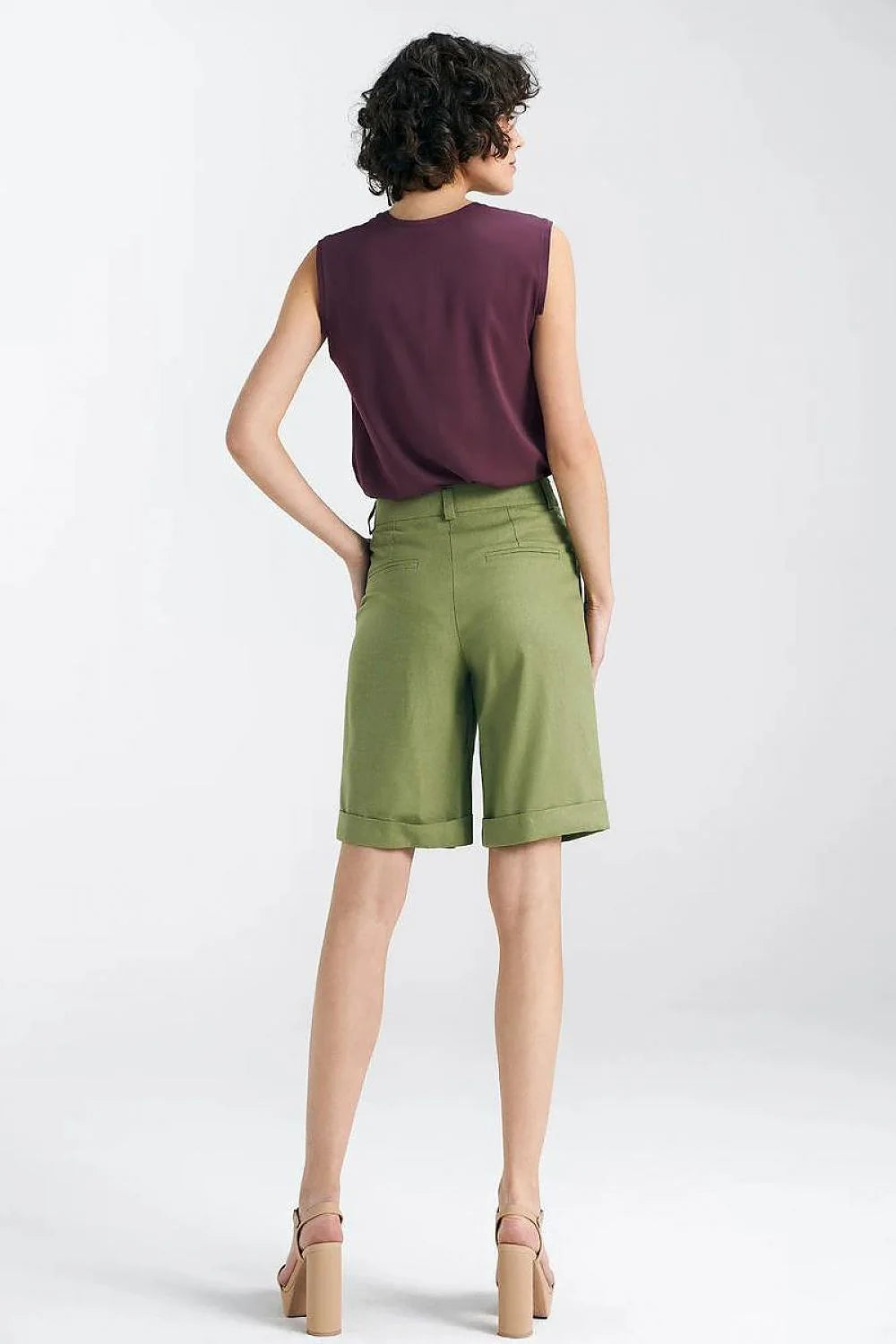 Shorts femme en coton vert olive coupe droite taille haute ourlet retourné style élégant été