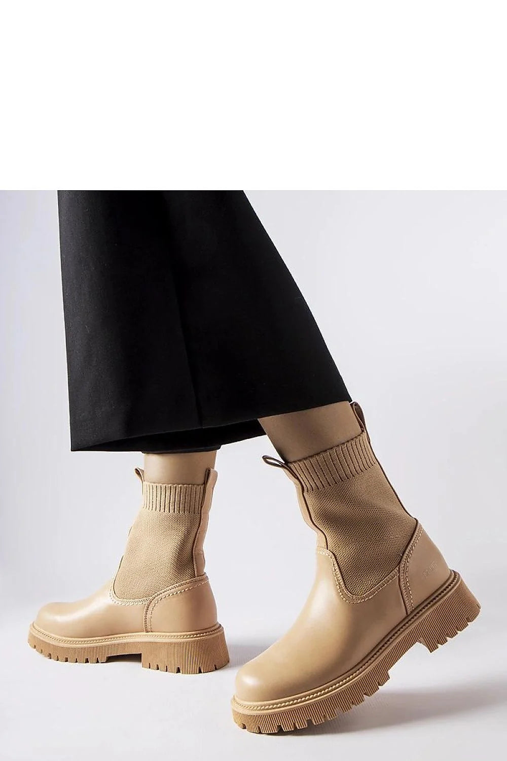Bottines femmes design moderne style Chelsea beige éco-daim confort adhérence semelle caoutchouc crantée tige haute ajustée manuels urban