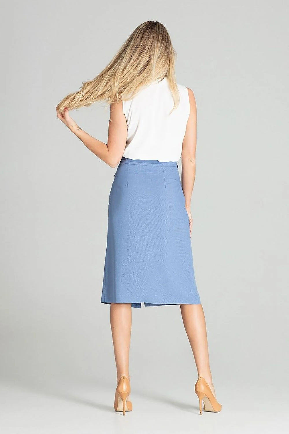 Jupe midi élégante en tissu léger bleu clair avec boutons dorés et ceinture nouée