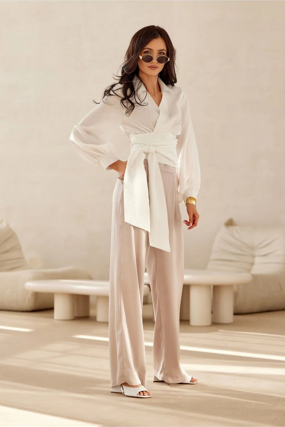 Chemisier cache-cœur élégant en nylon et viscose blanc manches bouffantes ceinture ajustable taille haute pantalon beige clair femme