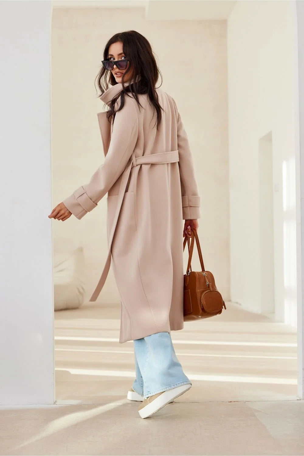 Manteau long pour femme design moderne élégance urbaine beige coupe droite col à revers manches longues poches fendues