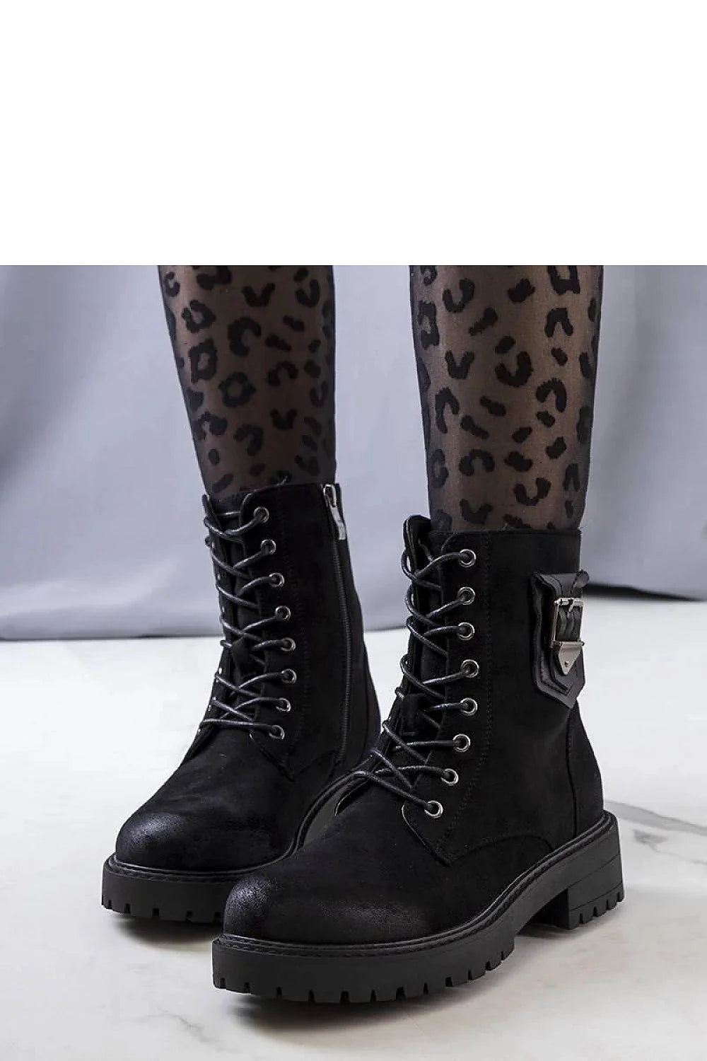 Bottes pour femme cuir suédé noir design militaire moderne lacets talon surélevé confortable urban casual