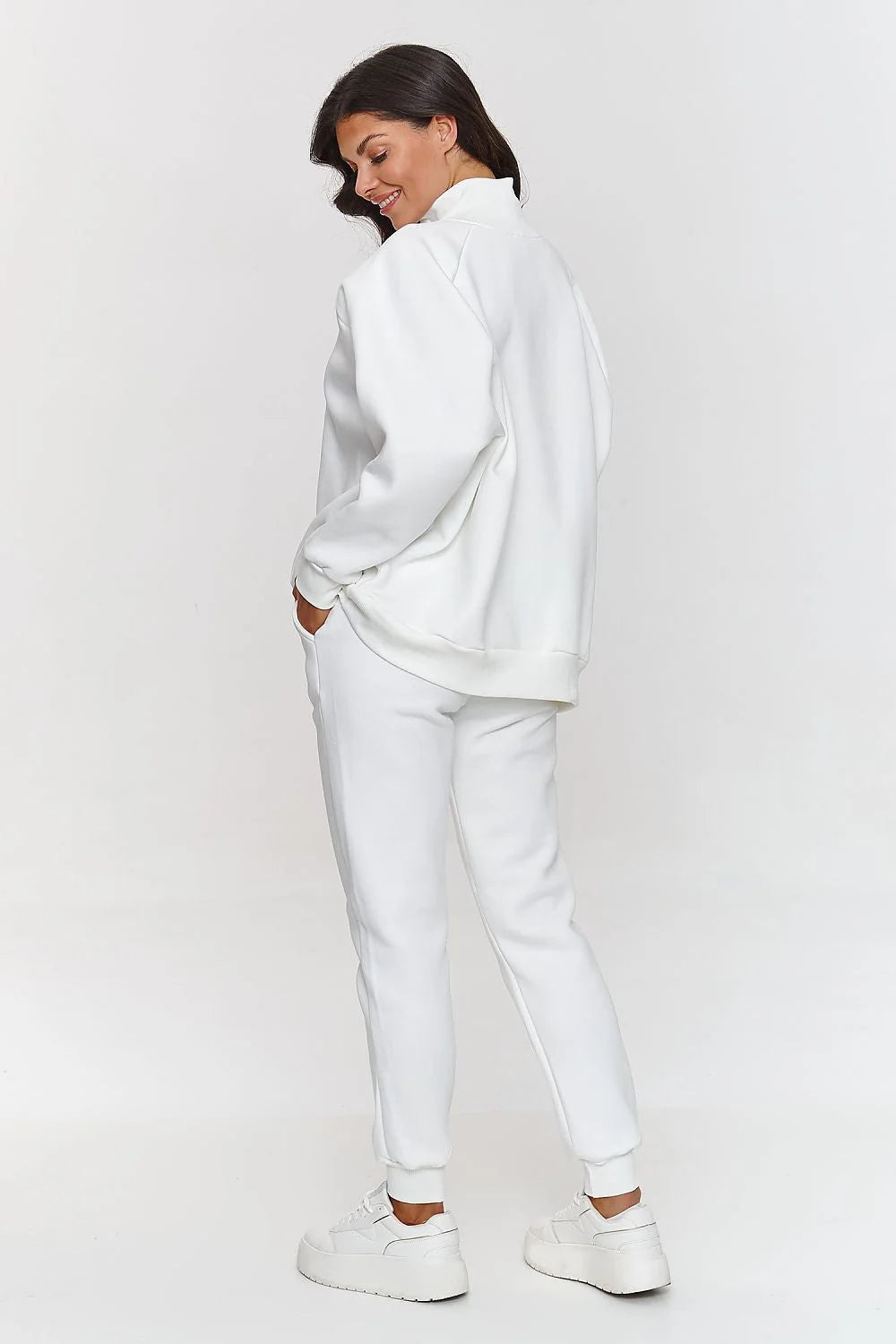 Ensemble Makadamia pour femme, survêtement blanc épuré, pull à boutons-pressions, pantalon de jogging ample, style minimaliste et moderne, confort maximal