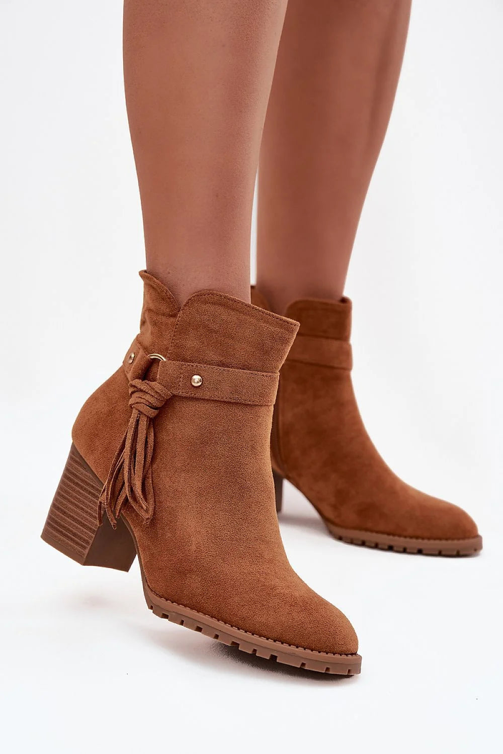 bottines femme suédine écologique daim cognac bout arrondi bride frangée rivets talon colonne bloc empilé semelle crantée antidérapante confort urbain