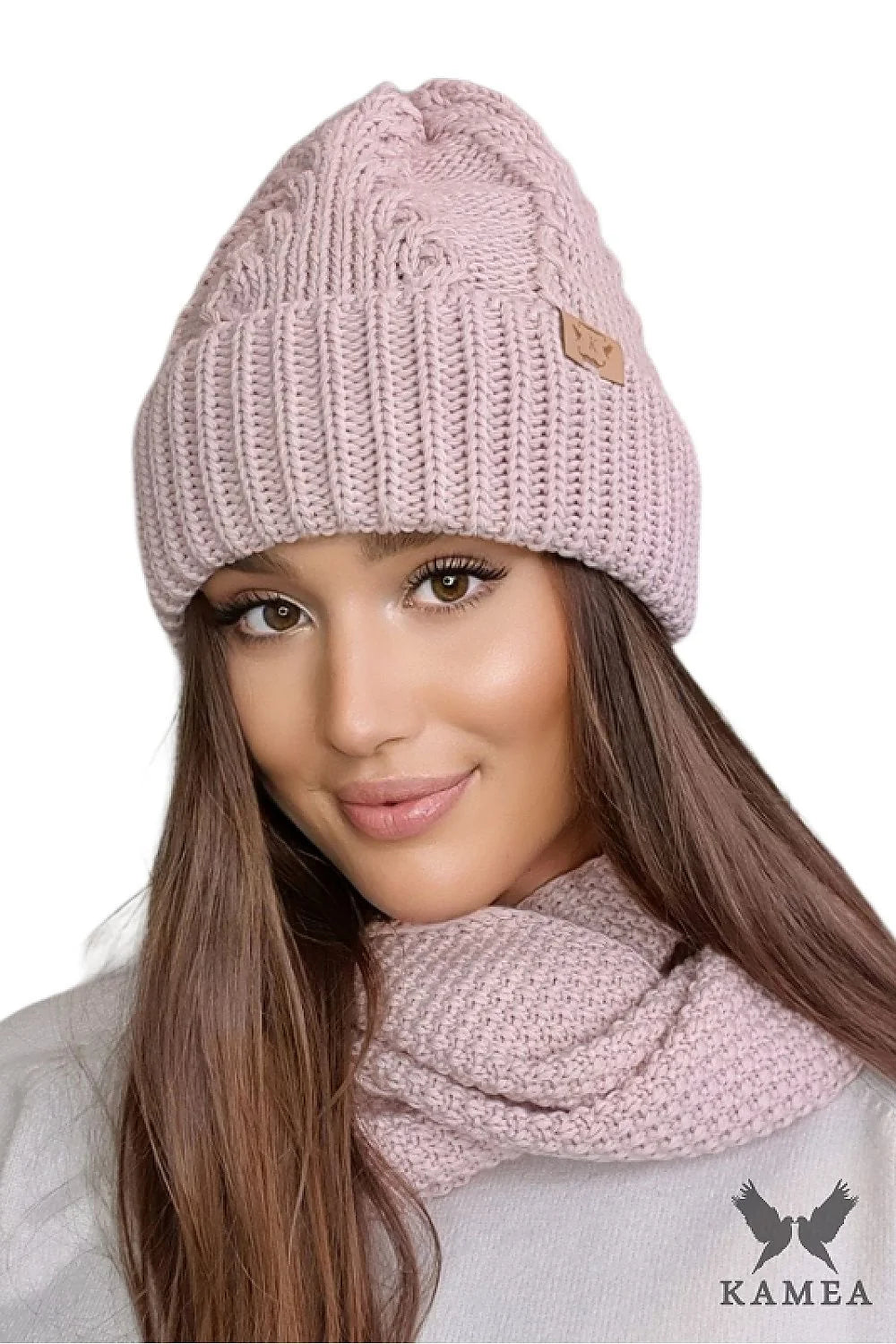 Bonnet et écharpe assortis tricotés motif torsadé rose pâle hiver femme accessoires mode élégance chaleur confort