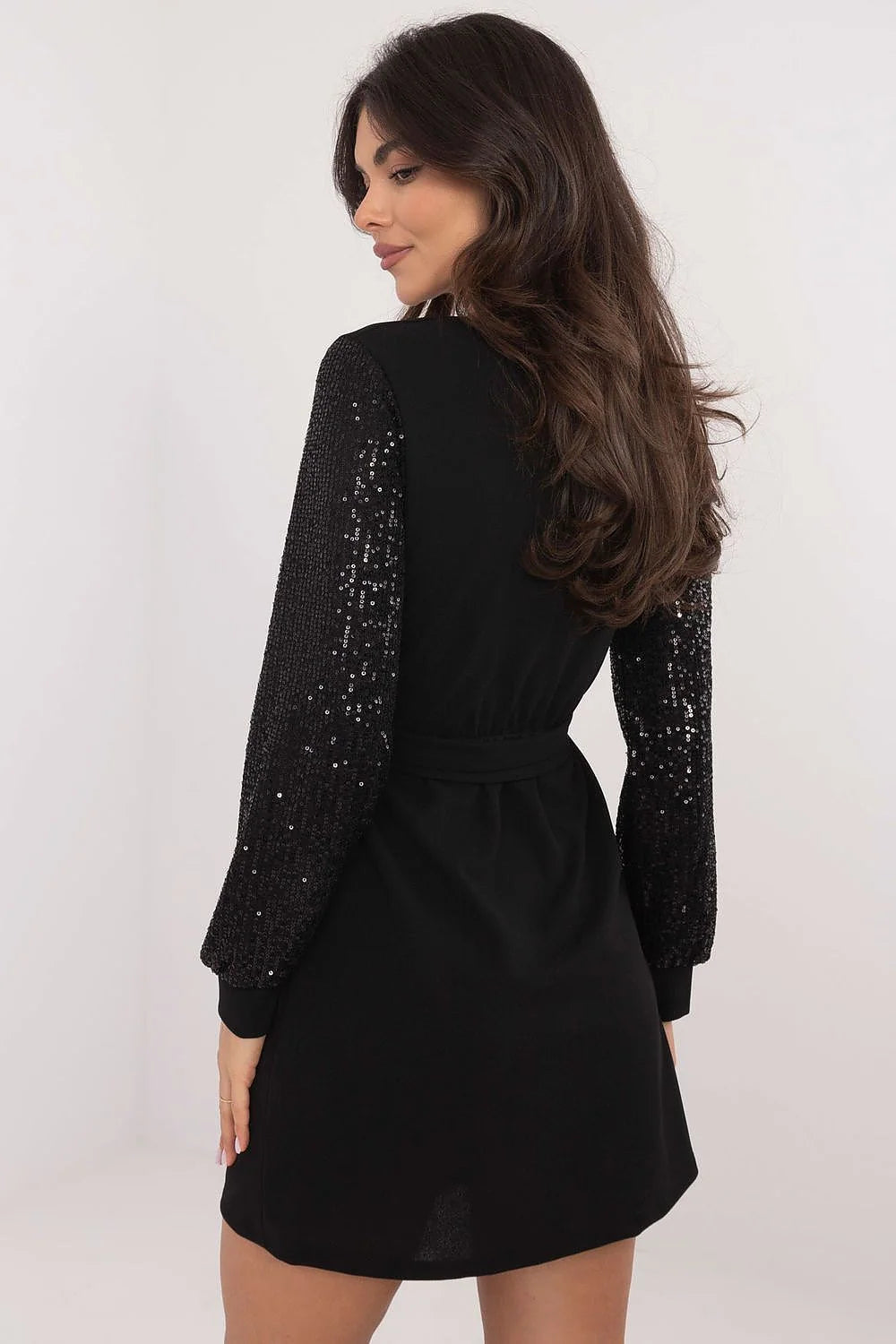 Robe de cocktail élégante courte manches longues épaules nues tissu lisse polyester élasthanne taille ajustable femme