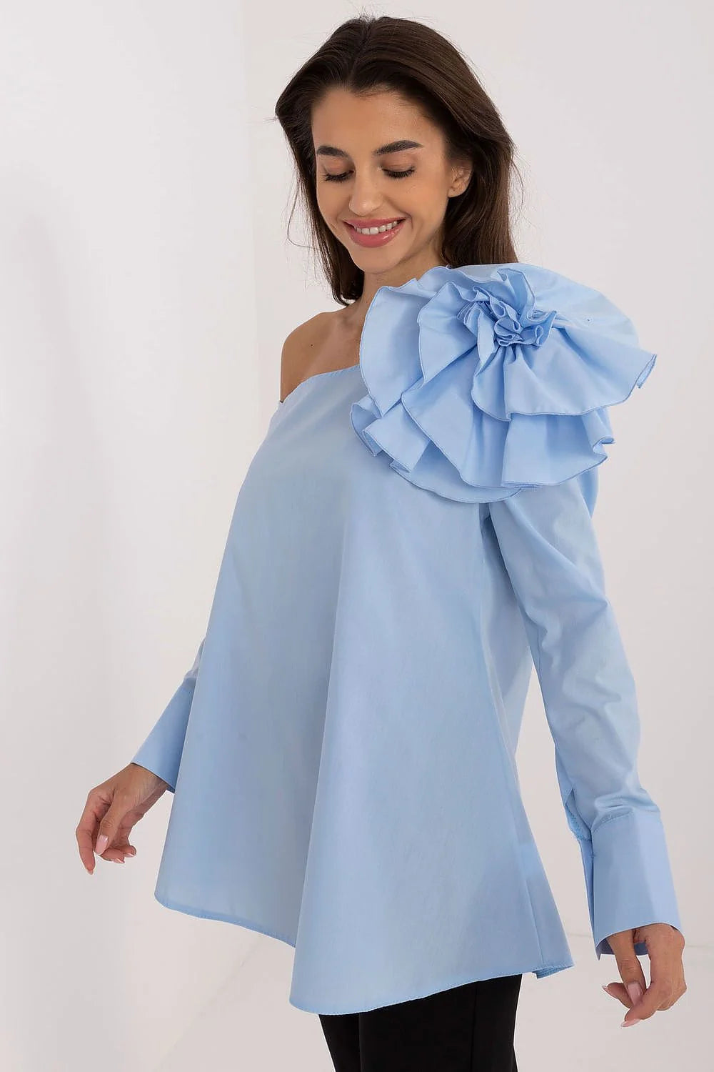chemisier Lakerta asymétrique coton manches longues broderie fleur bleu ciel rosace volants 3D épauleunique poignets larges