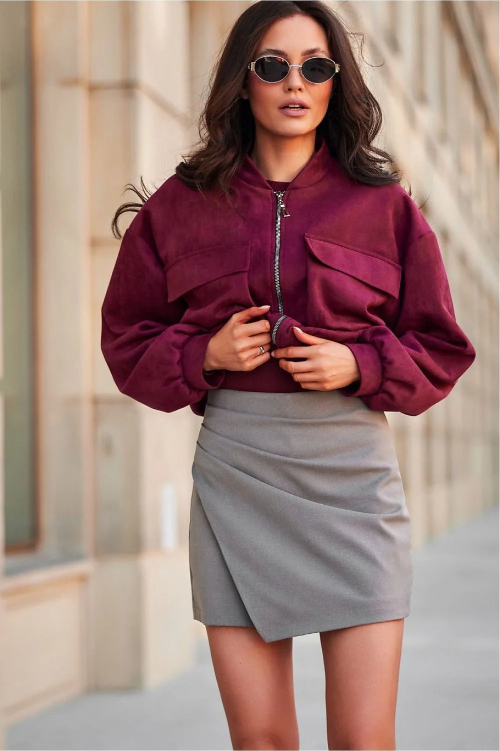 Tenue chic pour femmes, haut à manches longues en maille rib bordeaux, jupe portefeuille asymétrique en gris, style urbain élégant, polyester et laine, mini, occasions semi-formelles