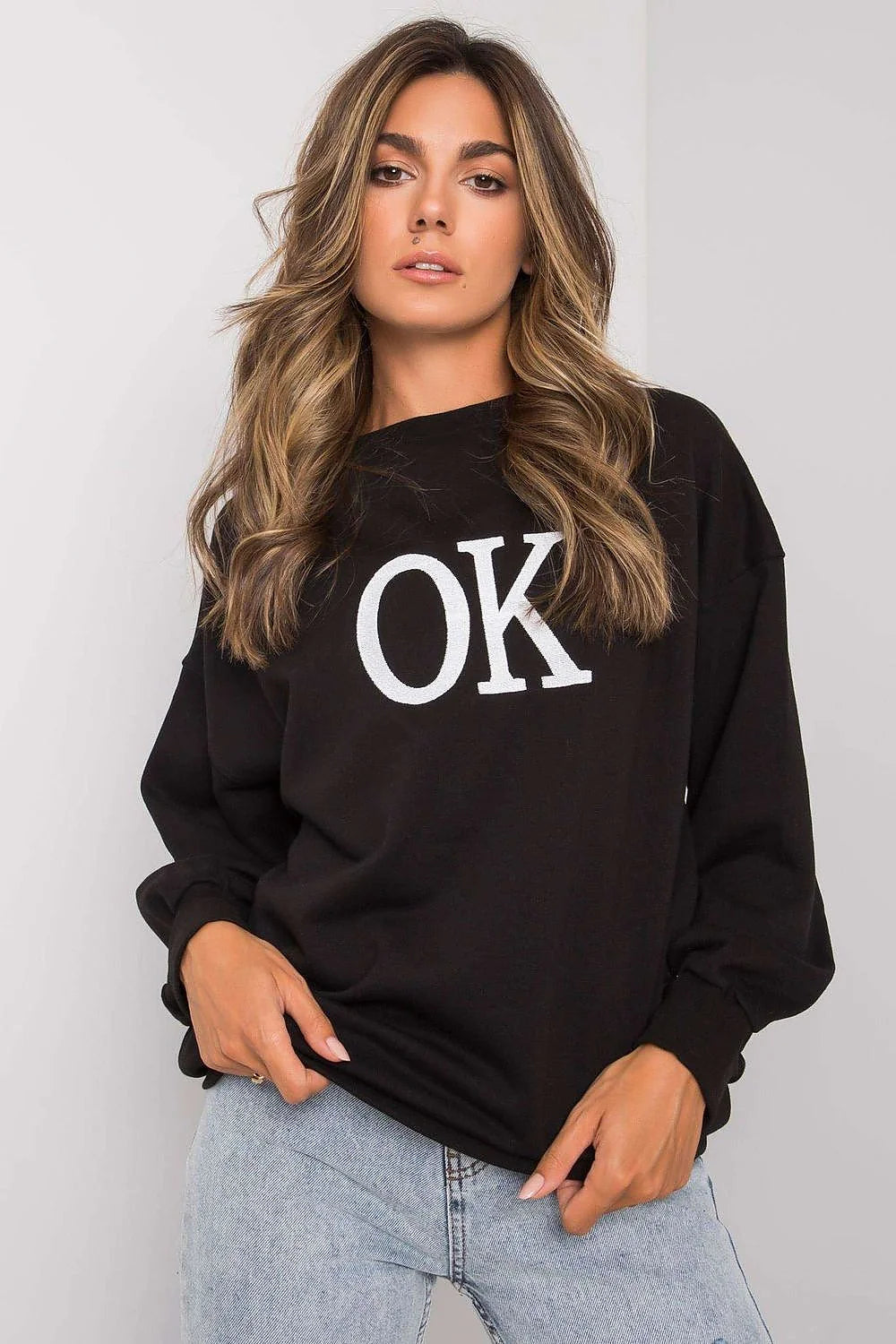 sweatshirt femme oversize noir col rond manches longues lettrage blanc OK molleton épais confortable ample poignets élastiques