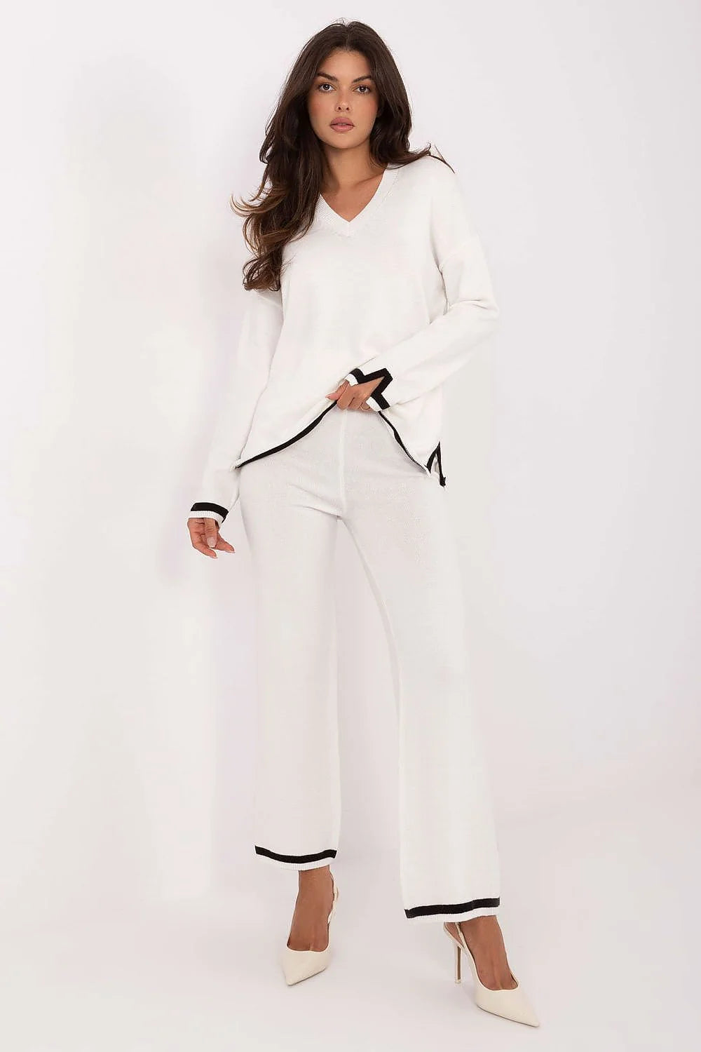 ensemble femme maille fine blanc liseré noir pull col V manches longues fentes pantalon palazzo taille haute doux extensible