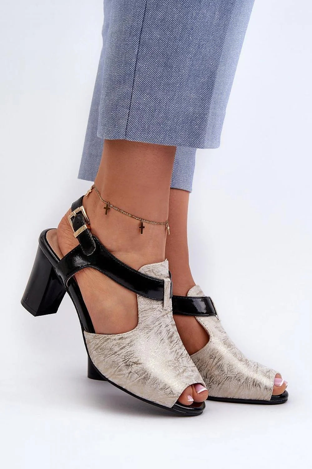 sandales femmes cuir artificiel talon bloc moyen empeigne craquelée métallisée beige sangles noires vernies boucle dorée réglable bride cheville pendentifs