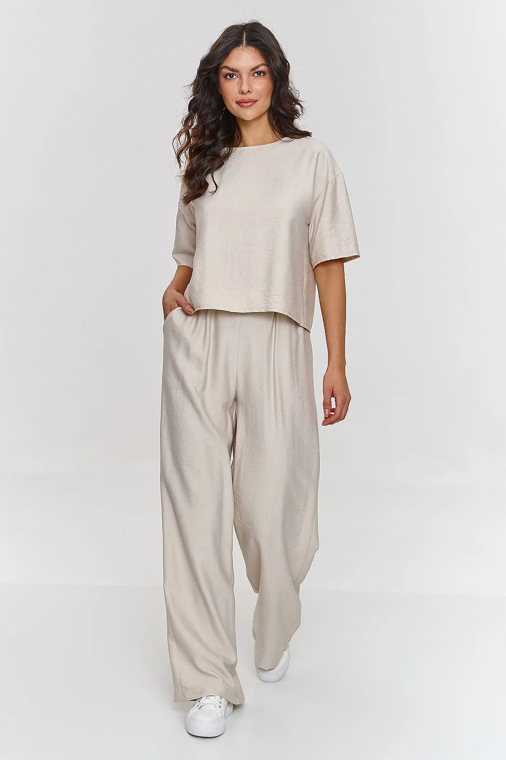 Ensemble Makadamia pour femme printemps été coupe droite manches courtes pantalon ample couleur beige matériau respirant高品質仕上げ