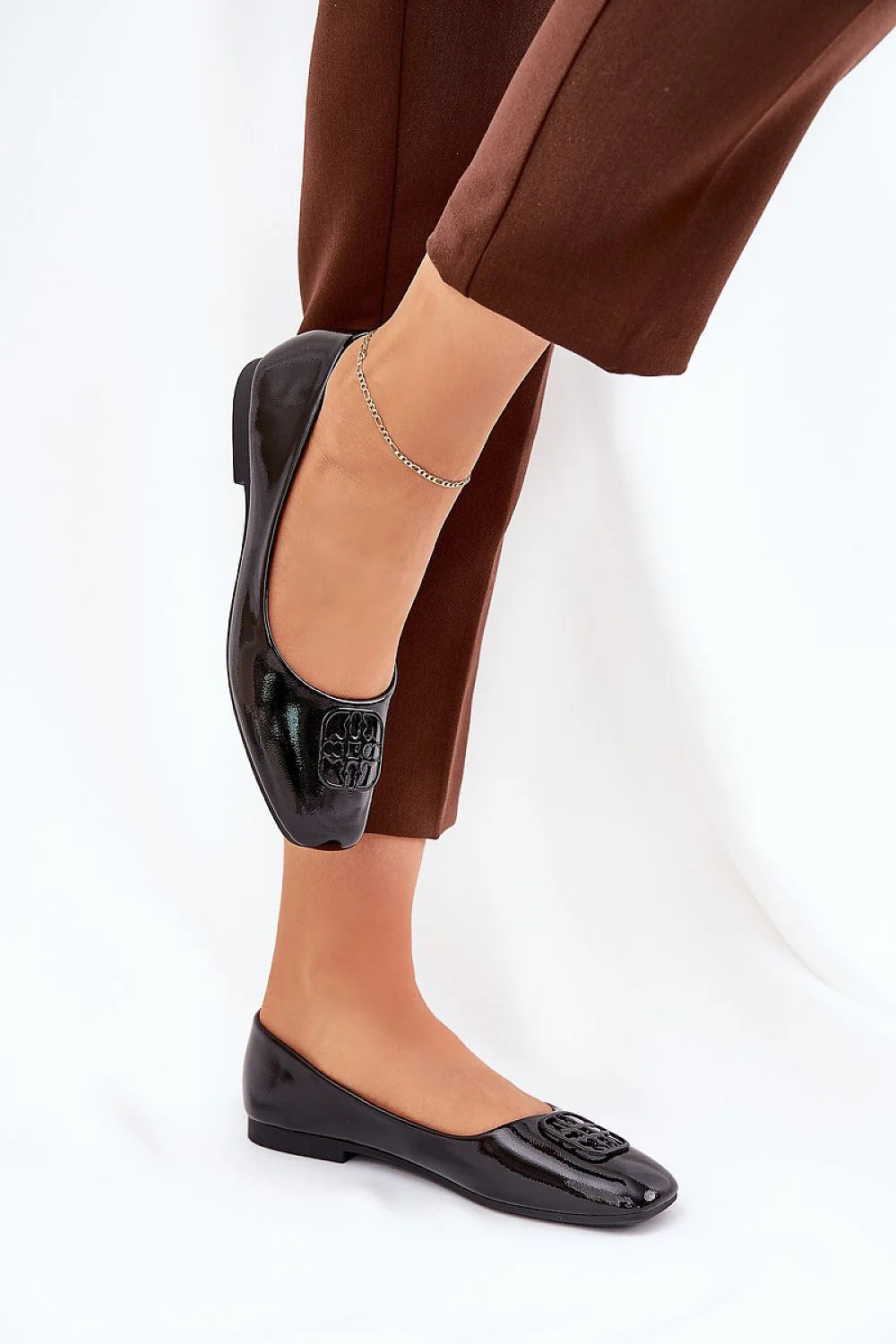 Ballerines élégantes pour femmes cuir artificiel noir bout carré motif embossé semelle cuir naturel confortable style moderne