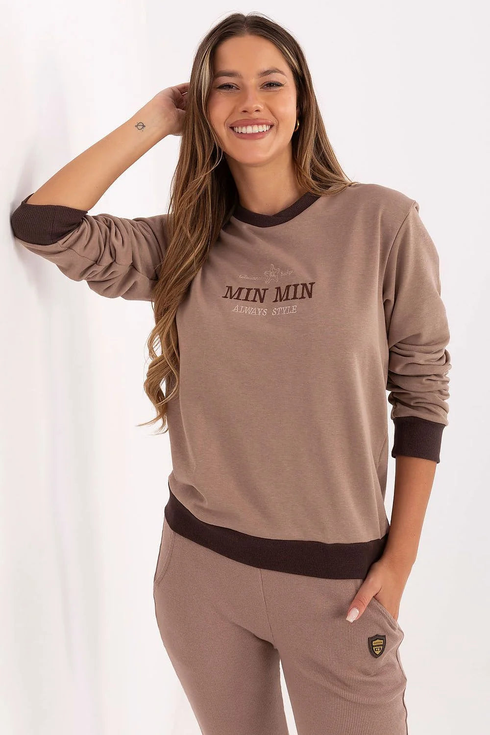 sweatshirt femme col rond manches longues cotonpolyester molleton doux coupe relaxed taupe chocolat bordscotes contrastes broderie subtile logo minmin