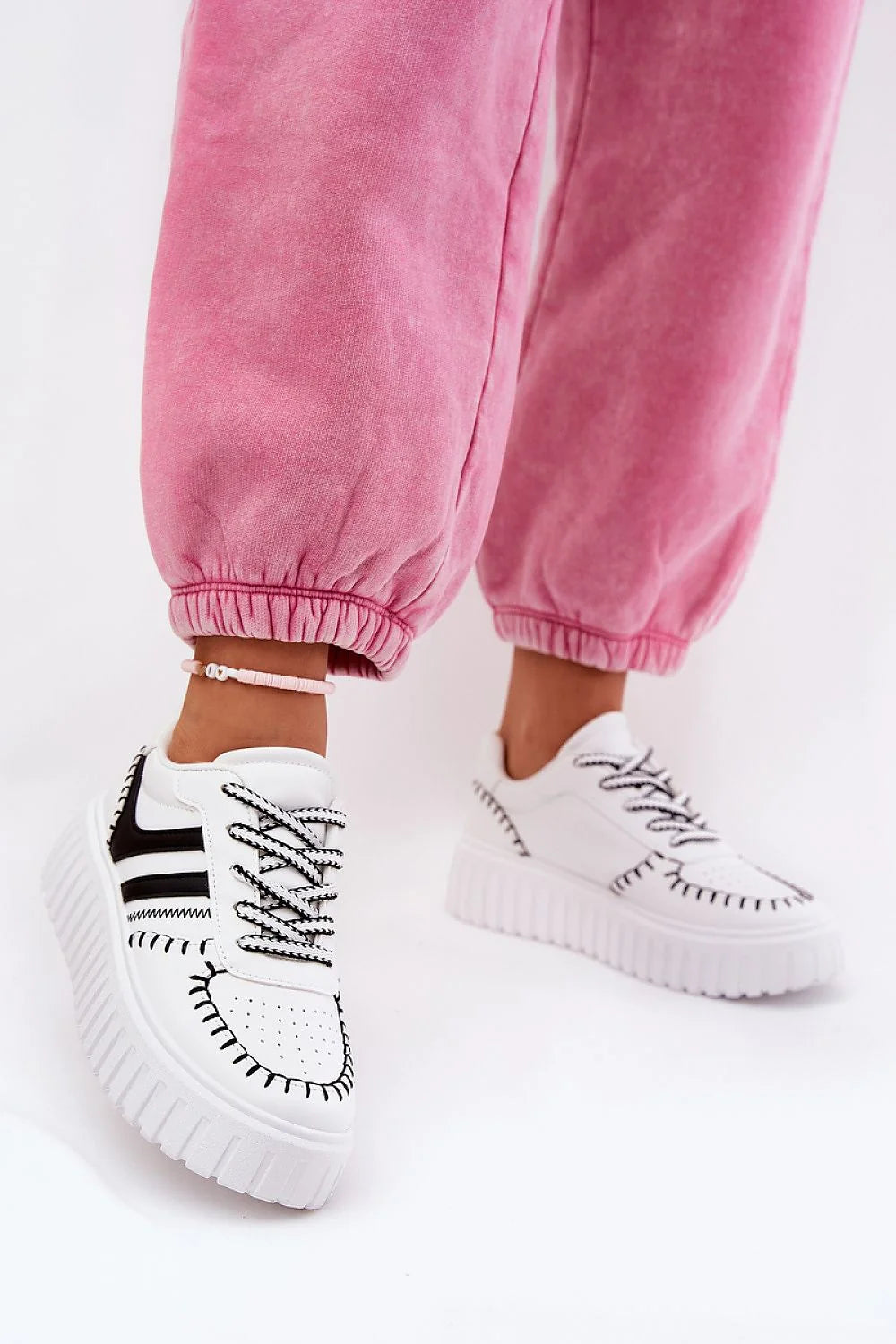 Chaussures de sport modernes pour femmes en simili cuir blanc coutures noires style audacieux